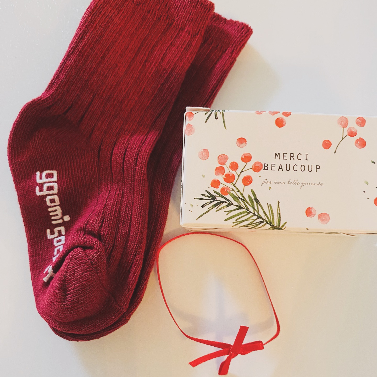 .
빨간색이랑 초록색을 보니 크리스마스 맞네
작고 예쁜 윰니 선물🎁🧦

산타할아아버지 왜 저는 선물 안주나요 …??
kimseungju0419 
(비상금 털어봐봐👊🏻👊🏻

#크리스마스 #빨간양말  #내선물은