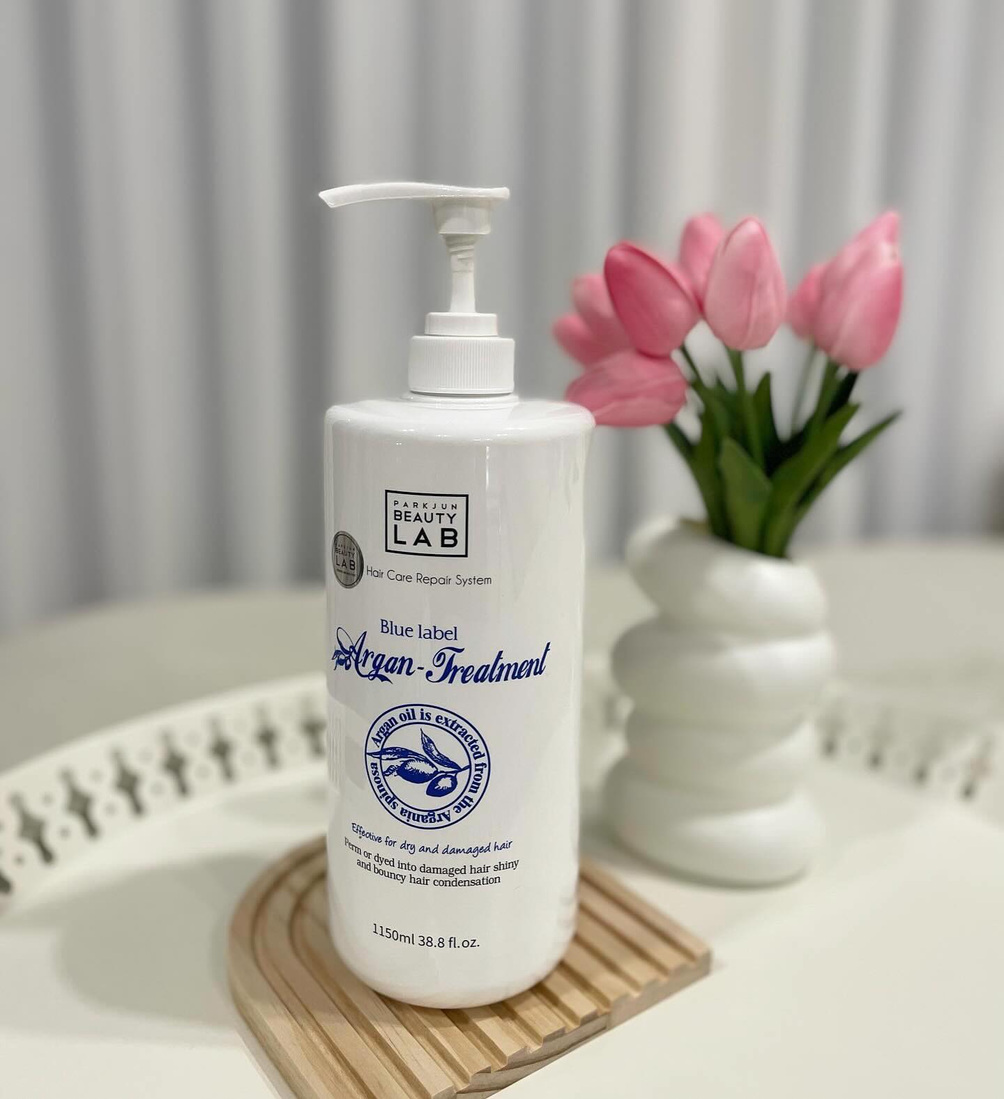 #협찬#제품제공
박준뷰티랩 대용량 블루라벨 아르간 트리트먼트 1150ml

헤어전문 실무자들의 경험으로 탄생한_전문가들이 만들고, 살롱에서 사용하는 검증된 제품이라고해요👍🏻

최고급 제조 설비를 갖춘 시설에서 안전하고 믿을 수 있는 원료를 선별하여 정직한 성분으로 제조되고 있고, 끊임없는 새로운 연구와 철저하고 안전한 품질 관리로 고품질의 제품을 생산한다고하니 믿음이 가더라구요!

전체성분의 80%가 천연 불포화 지방산으로 비타민 E가 매우 풍부한 아르간오일과, 그 외 4가지 천연 오일로 비타민A, E + 수분공급까지 해주어서 반짝반짝 빛나는 실크헤어로 만들어준답니다👏🏻👏🏻

늘 푸석푸석하고 빗질도 잘 안되어 머리 빗겨줄때마다 아프다고 울던 우리 딸들🤣🤣 블루라벨 아르간 트리트먼트를 사용 한 뒤로 부들부들 실크같은 머릿결로 변했답니다!!!👍🏻 향기는 또 얼마나 좋다구요!!❤️

가격은 낮추고 용량은 올려서 가격 부담없이 사용 할 수 있어서 너무 마음에 들어요!
전국 올리브영 1000여개 매장에도 입점했대요!🤗

#박준뷰티랩#트리트먼트추천 #헤어트리트먼트 #미용실트리트먼트#대용량블루라벨아르간트리트먼트#트리트먼트#아르간트리트먼트#대용량트리트먼트