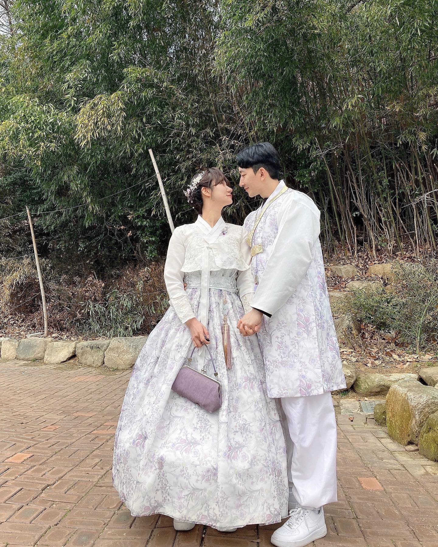 1616
#멜로망스 #사랑인가봐 

너의 즐거워하는 모습을 보고 있으면
자연스레 따라 웃고 있는 걸
너의 행동에 설레어하고 뒤척이다가
지새운 밤이 많아지는데

종일 함께면 질릴텐데
나 돌아서면 온통 너인 건
아무래도 사랑인가 봐

점점 너와 하고 싶은 일들 생각하면서
하룰 보낸 날이 많아지는데

너의 행복해하는 모습을 보고 있으면
나도 모르게 따라 웃는데
이 정도면 알아줄만 하잖아