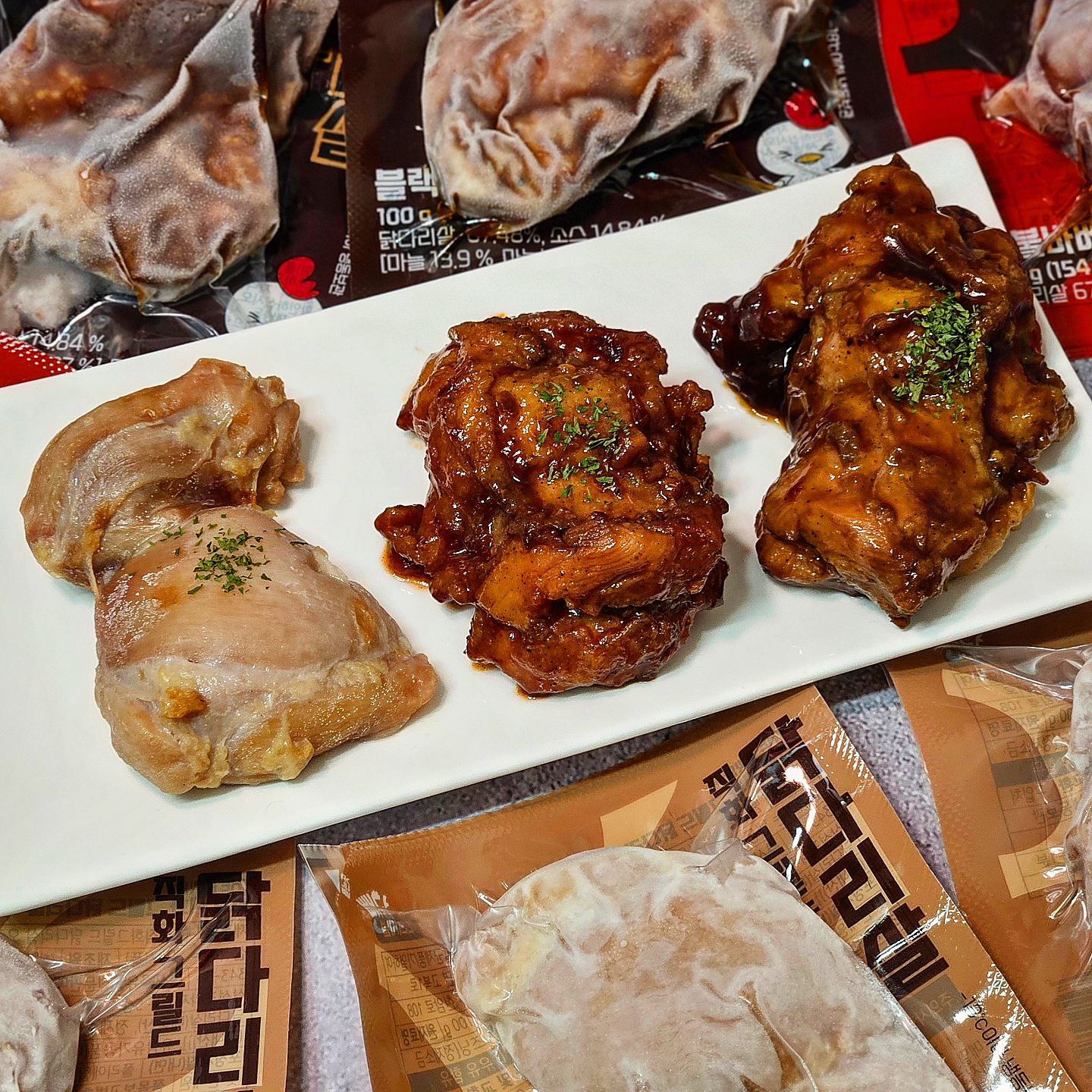 #협찬 찐으로 맛있는 닭다리살 찾음.

보통은 오리지널이 맛있는 경우가 많은데
양념 2가지 숯불바베큐, 블랙알리오맛이 찐맛입니다👍

오동통한 닭다리살에
살결대로 쫙쫙 찢어지는 부드러움까지💓

전자레인지 2분만 데우면 내 식단관리 다해준다.
껍질과 지방을 제거해 칼로리를 낮춰서
닭가슴살 대신 질리지 않고 맛있게 먹으면서 
식단관리 할 수 있자낭✨️

다이어트 식단, 아이들 간식, 간편 반찬, 야식, 술안주로도
다양하게 먹을 수 있으니까
당장 냉동실에 쟁여👊

 bbaendak_official

#뺀닭 #닭다리살 #닭가슴살 #다이어트 #식단관리 #다이어트식단 #식단기록 #다이어트소통 #유지어터 #눈바디 #헬스 #보디빌더 #바프식단 #다이어터 #오운완