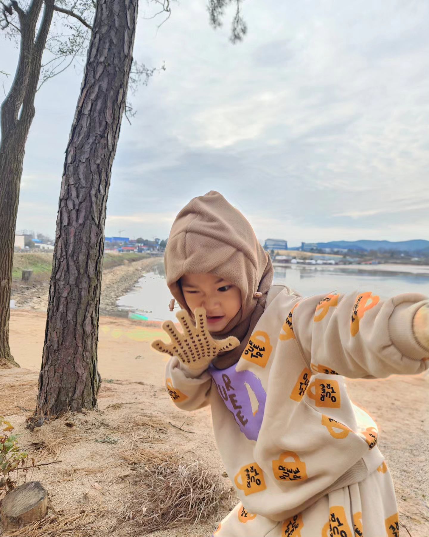 이번 겨울 내내 따뜻하게 착용하려고
준비한 겸이 바라클라바 & 장갑
닌자로 변신했다며 신나심 🤭

코 부분까지 막아줘서
눈놀이할때 눈썰매장갈때
넘 유용하게 사용할 것 같음 🤎

#웜앤크리미#유아바라클라바#유아장갑