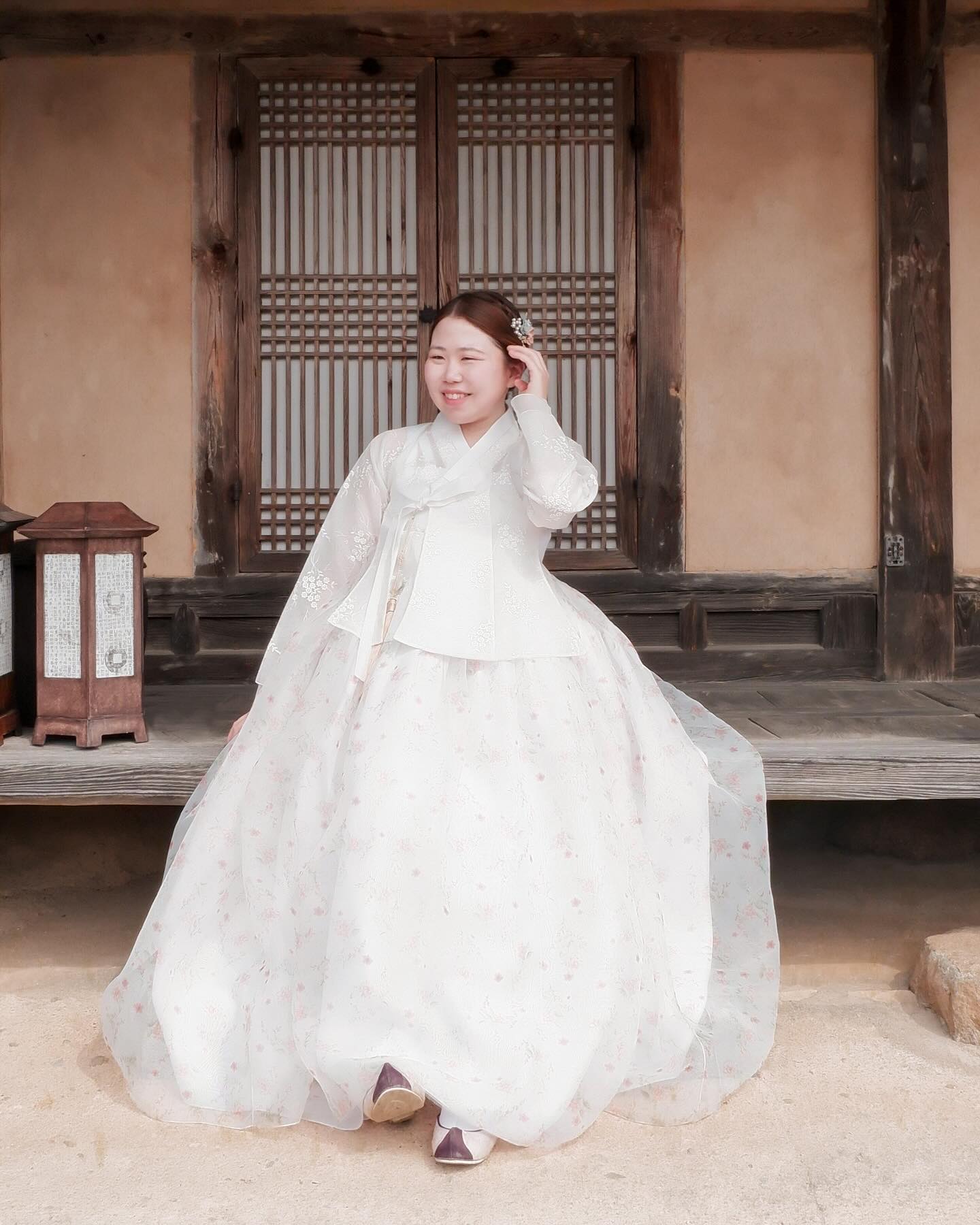 한복에 빠지고 계절마다 입기 시작했다
한복의 색색마다 다른 나를 보는것같아 좋았다💕
아직 못 입어본 한복도 많고 더 다양한 한복도 많아서 앞으로도 계속 입어볼 예정😆

그런 와중에 이번년도 초에 #한복인플루언서콘테스트 라는걸 알게되어서 지금 해야지! 싶어 지원하고 
9/7일 부산에 본선 진출!
9/1일까지 댓글수가 평가에 들어간다고 하니 
댓글 한개씩 부탁드려요!❤️❤️❤️
1번째 사진 포토: already.view 
3번째 사진 포토: photo.dohee 
나머지 사진 포토: 내 친구들❤️
#한복모델 #한복사진