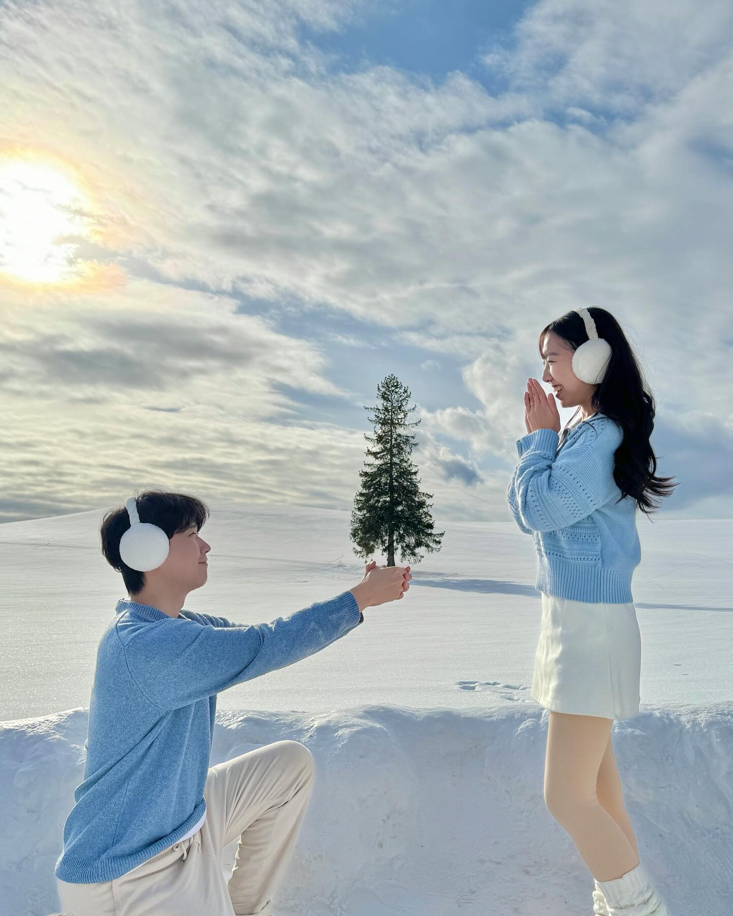 삿포로 크리스마스트리 커플사진.ver👩‍❤️‍👨

✔️삿포로 여행에서 빠질 수 없는 코스 “비에이 투어”
✔️삿포로 시내에서 약 2시간 30분 이동하면 나오는 겨울왕국
✔️비에이 투어 인생샷 맛집 “크리스마스트리”
✔️버스 투어를 이용시 시간이 제한적이라 미리 포즈를 구상 필수
✔️커플분들을 위한 비에이 ”크리스마스트리“ 한정 커플포즈를 소개드리니 참고하셔서 예쁜 사진 많~이 남겨오세요!!

[커플사진 포즈]
1️⃣크리스마스트리 프로포즈⭐️
2️⃣같이 트리 들기⭐️
3️⃣소품(귀마개) 이용
4️⃣달려와서 껴안기
5️⃣여자친구 번쩍 들기
6️⃣작은 손 하트
7️⃣크리스마스트리를 가운데로 둔 큰 팔 하트⭐️

#비에이투어 #삿포로여행 #비에이여행 #삿포로겨울여행 #겨울여행 #커플포즈 #커플여행룩