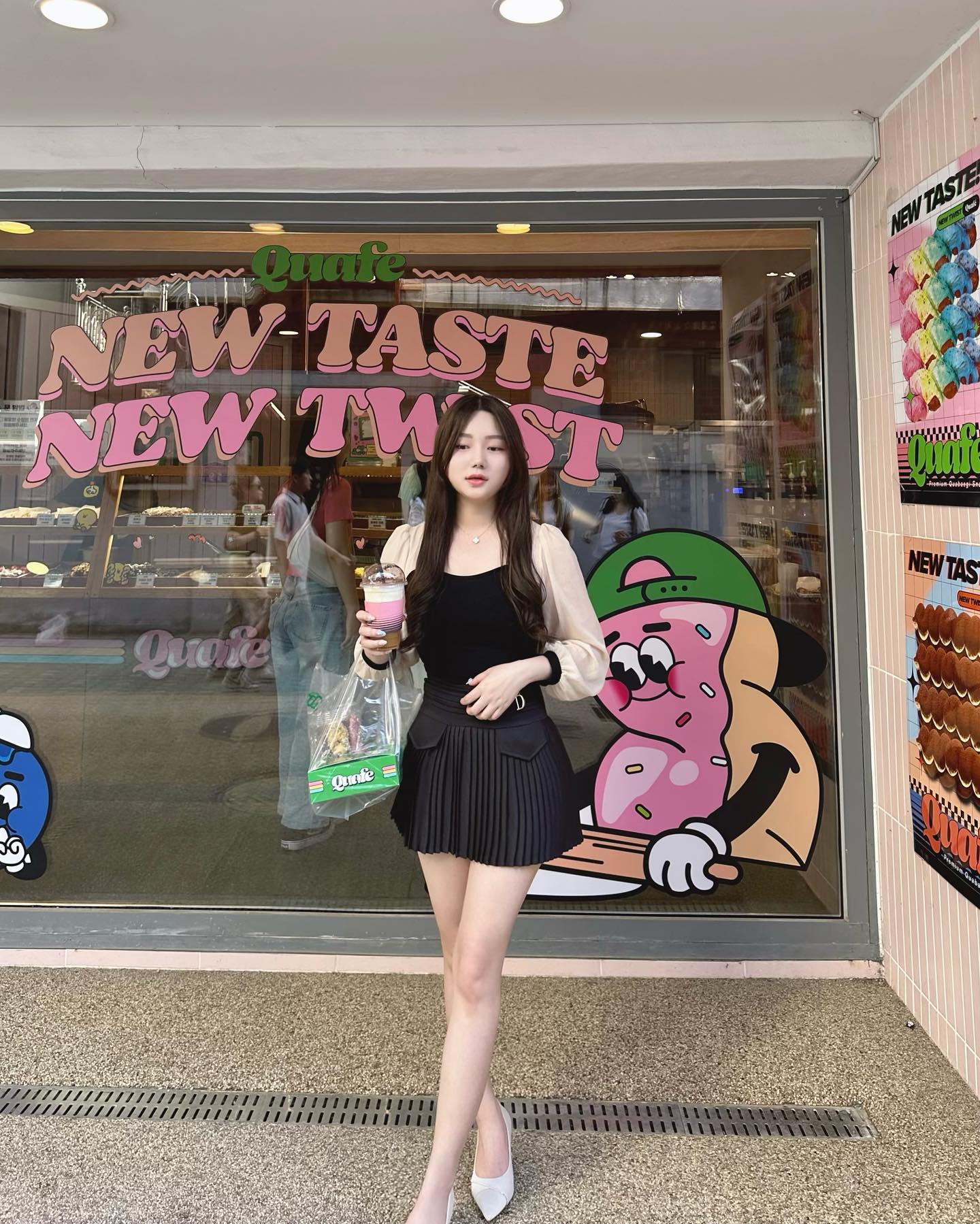 연트럴파크 올때 꼭 들러야하는 맛집 꽈페🍩🩷 너무 예쁜 유니콘 꽈배기랑 알록달록한 꽈배기들로 당충전 완료🙈✨
내 원픽은 크림브륄레랑 스트로베리 크림치즈케이크 트위스트🍓🧀💖💗
꽈페만의 시그니처 크림이 올라간 아메리카노 꽈인슈페너도 강츄🫶🏻🫶🏻

#연남동맛집 #홍대맛집 #연남동카페 #연남동꽈페 #연남동가볼만한곳 #연남동데이트 #연남동맛집 #마포카페 #마포맛집 #마포가볼만한곳 #홍대카페 #꽈페연남본점 #quafe #꽈페
