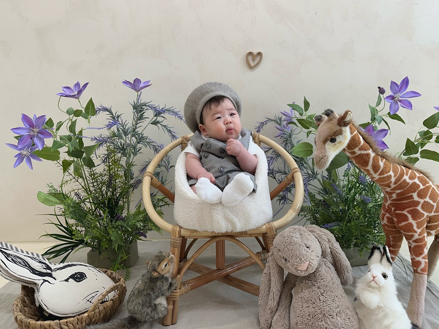 우리 찬이 #백일 #비하인드컷 
#백일상 보다 더 잘나옴🤭👶🏻❤️
옷갈아입고 사진찍느라 고생했어~

#육아일기 #육아 #육아스타그램 #용띠 #용띠아기 #용띠아들 #셀프촬영 #백일촬영 #백일사진 #셀프백일촬영 #귀여워 #내새끼 #❤️