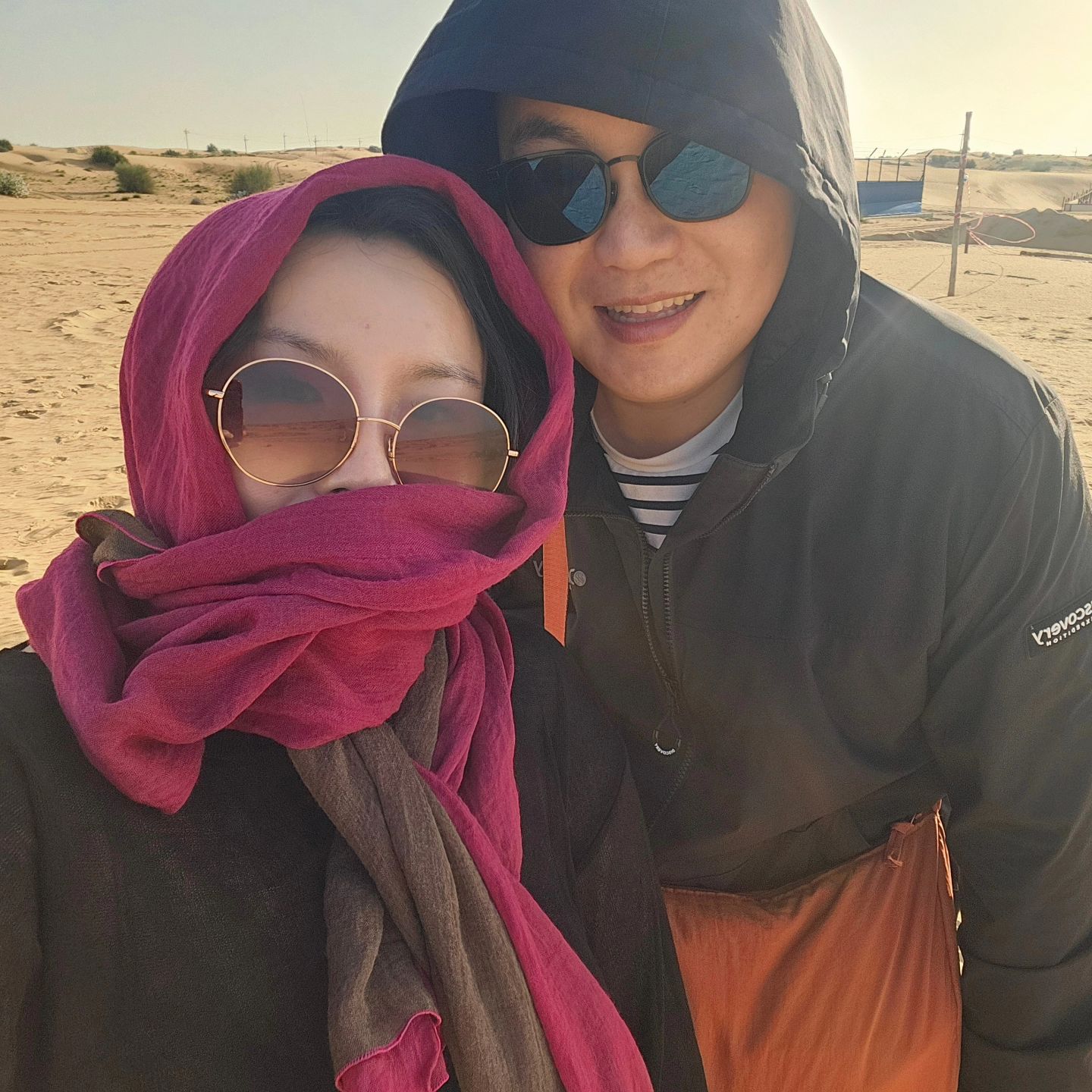 우리를 태워준 낙타는 화가 가득한 상태..
마치 우리 쌀여사를 보는 듯한 느낌이랄까
자기 앞 낙타에 타고있는 사람한테 입질하고
(보리가 앞사람한테 입질한단 소리아님)
탈레반같고 테러리스트같지만
너무 웃긴 상황이라 한장남김.
.
스코틀랜드에서 허니문을 온 커플과
하루종일 웃고 떠들었던 하루🤭
.
#덤보리없는피드오랜만 #할마미할대디 #사막투어 #사막 #낙타