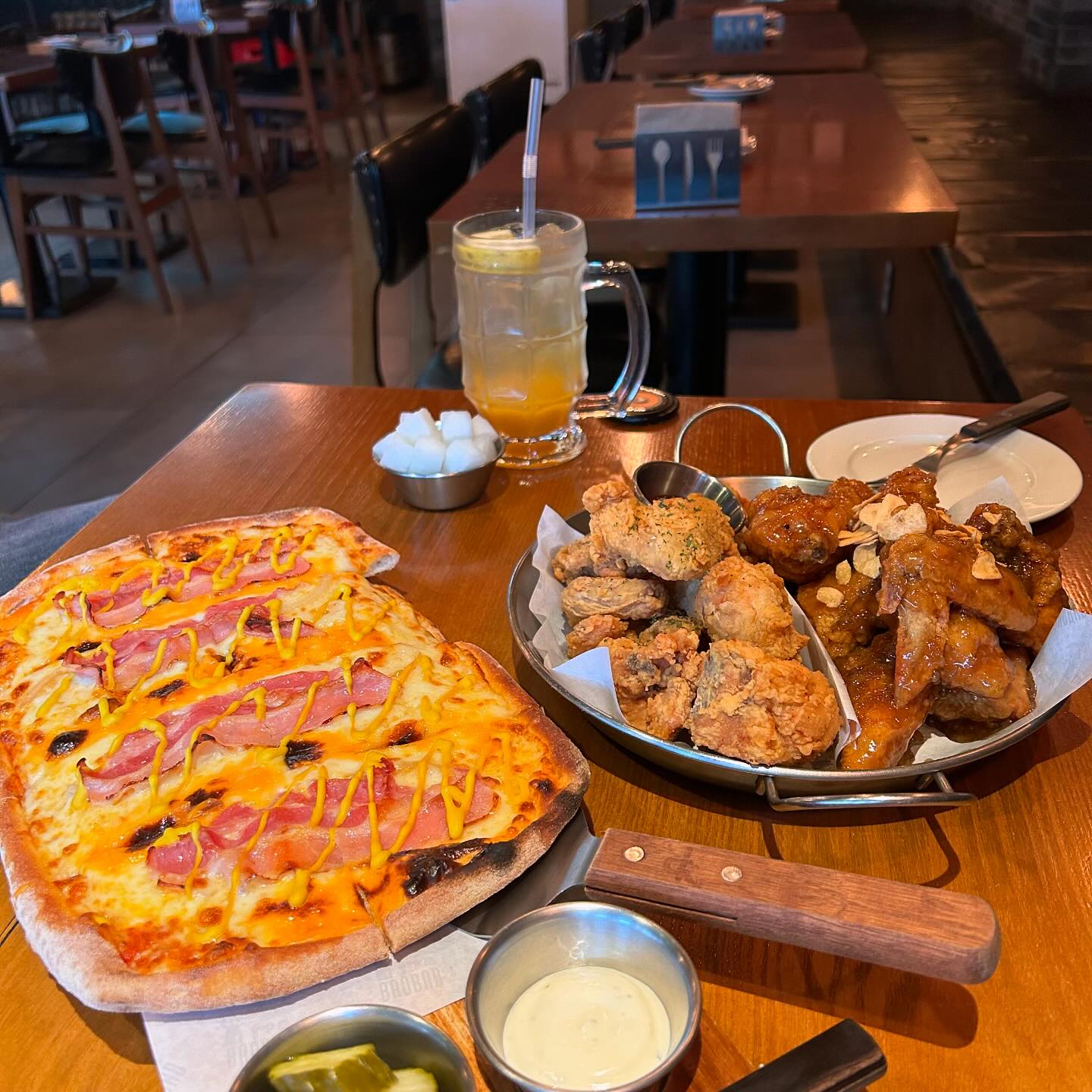 🍗🍕🍤🍹
#병영바오밥
오늘로 정말 치팅은 끝이다• ᴗ •̥ ˳ ˳ 바오밥 🍕맛집👍🏻
아 그리고 하이볼맛집👍🏻 애플망고하이볼 맛도리🍹
치킨 간장 양념은 달달한느낌?ˀ 🍗
새우튀김 바삭바삭🍤
헬스장갈때보면 항상 사람들이 가득가득 하던데~~~
부경띠랑 반오십때쯤 둘이서 크리스마스에 피자먹으러 왔다가
피자맛집인거 알아채버렸고~🫢 성후니랑도 와찌😗
이것저것 마싯는거 다 먹고싶어찌만 위가 작아져버린(?ˀ),,
결국 포장행😂 나약해졌ㄷㅏㅏ... 그래도 뭔가 좋으느낌?
이제 진짜 휴가갈때까지 참자🥗 풀이랑 닭찌찌 먹으쟈,,,🥲