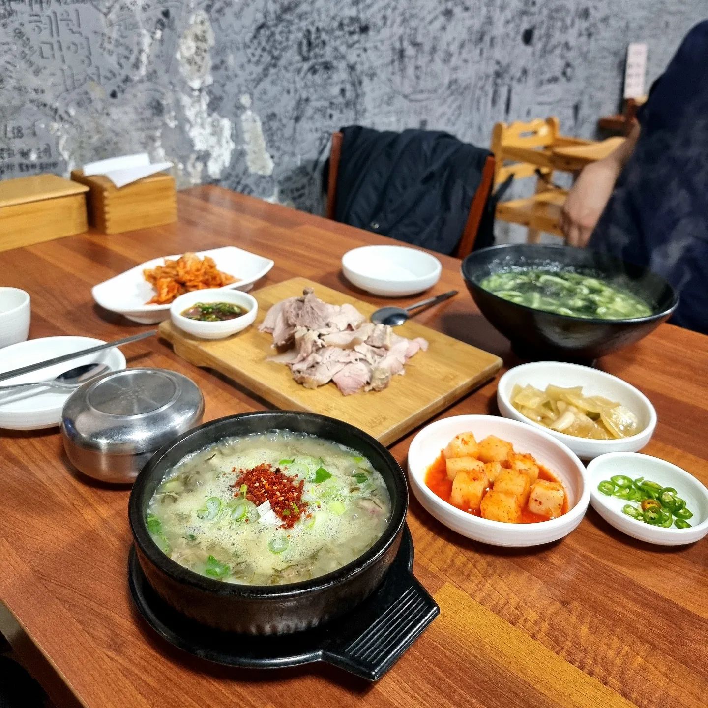 #협찬

제주도 가면 꼭 먹어야되는 #보말칼국수 와 #몸국 🫶

-
《중문보말칼국수》는 제주도 중문관광단지에 있어서 
근처 구경하고 식사하기 너무 좋은 위치인데요

여행다니면 아침부터 배고프잖아요ㅋㅋ
아침 일찍 오픈해서 아침 먹기에도 넘 좋아요

-
보말칼국수, 전복죽, 몸국이 유명한 맛집으로
진하고 고소한게 넘나 맛있는 것〰️😋

특히 몸국과 #흑돼지수육 너무 맛있어요❗️
한 입 먹자마자 반해버렸다는 것😍

-
제주도 중문가면 꼭 들러야할 맛집이예요🩷
jungmun_bomal_noodle

✔️제주특별자치도 서귀포시 천제연로 190 (중문동) 
1층 중물보말칼국수
.
.
.
.
.
.
.
.
.
.
.
#jungmun_bomal_noodle #중문보말칼국수 #보말칼국수 #흑돼지수육맛집 #제주맛집 #보말죽맛집 #보말칼국수맛집 #몸국맛집 #중문몸국 #중문맛집 #중문관광단지맛집 #서귀포맛집추천 #제주중문맛집 #서귀포아침식사 #서귀포보말칼국수 #제주중문아침식사 #중문보말죽 #중문전복죽 #중문아침식사