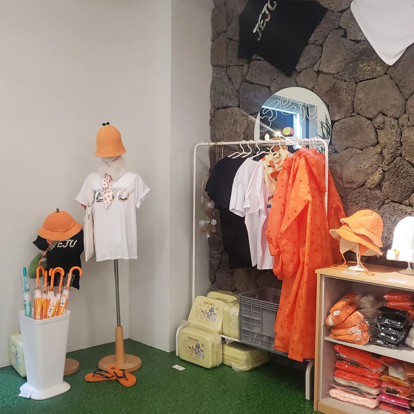 서귀포시 서귀동
올레시장 내 메인 입구(3번 출구) 옆에 위치한
기념품샵 #소꿉노리
머그컵, 마그넷, 스티커, 술잔, 방향제 등
다양한 작가분들과 협업해 만든 제품과
소꿉노리만의 자체제작 상품을 만나볼 수 있는 곳이랍니당 ✨️
다양한 간식거리와 주류 등의 식품도 판매하셔서
제주기념품으로 한가득 구매하고 왔어요
구매 금액별 사은품도 증정해주시니
올레시장 가시면 꼭 들려보세요 💖
.
.
#서귀포소품샵 #서귀포시소품샵 #제주소품샵 #제주시소품샵 #제주도소품샵 #제주서귀포소품샵 #제주도서귀포소품샵 #제주서귀포시소품샵 #제주도서귀포시소품샵 #서귀동소품샵 #제주서귀동소품샵 #서귀포서귀동소품샵 #서귀포기념품샵 #서귀포기념품