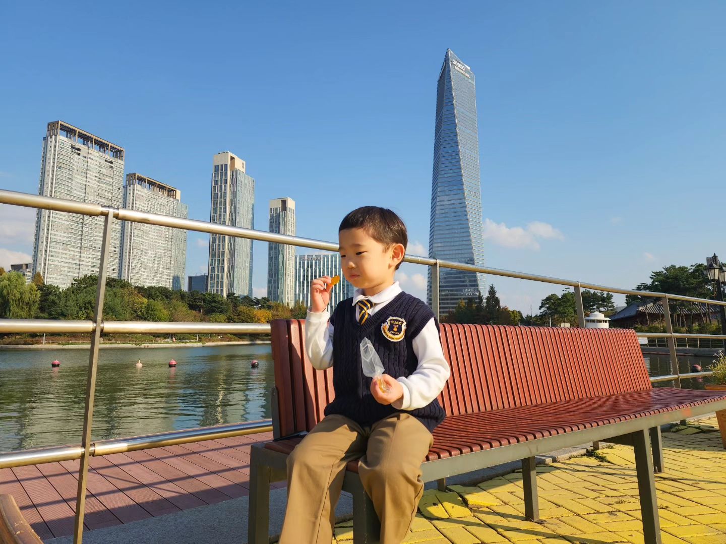 하원 길 데이트를 가장한 먹방.

조금 걷다가 먹고 조금 걷다가 또 먹고.
간식 주머니 다 털고 유모차에서 기절.

가을이 되니 식욕은 폭발하고 평화로우면서 나른나른 🫠

#안녕우리바다🐳🦈 #생후54개월 #만4세 #예쁜5살 #말썽꾸러기 #아들바보 #송도맘 #빡거녕이머문곳 #센트럴파크 #하원후일상