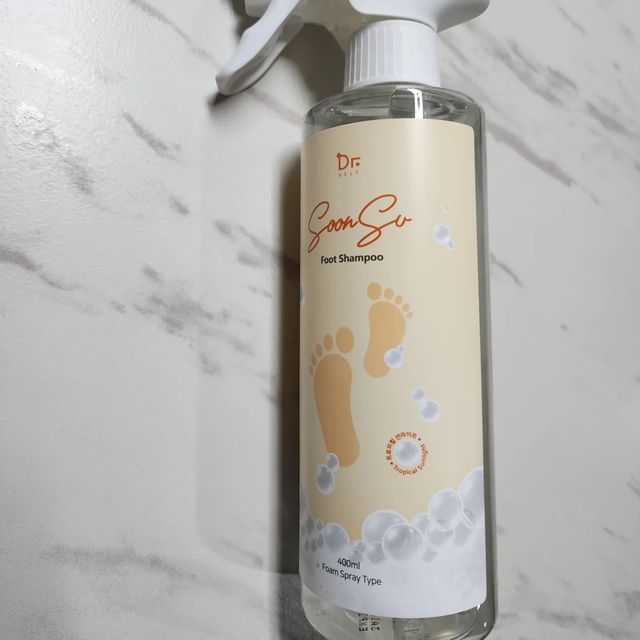 박은옥 on Instagram: "발관리하고 싶어서 풋샴푸 찾아보다가 알게된 닥터블리 순수 풋샴푸!
발팩 1위 멍게발팩을 만든 닥터블리에서 새로 출시하였다고 하여 사용해보고 싶었어요~

1000여가지 프리미엄 향을 테스트 한 후 개발한 시그니처 향기라고 라는데요
향은 3가지 향(플레쉬 파우더향, 트로피컬 썬라이트향, 멜로우 머스크향)이 있는데 전 노란색 트리피컬 썬라이트향이에요~ 레몬 느낌의 상큼한 향이 나서 기분이 좋네요~ 뭔가 입에 침이 고이는 느낌~
민감한 피부에도 사용 가능한데요 EWG 그린 등급을 받았고 영양 성분이 풍분한 제주 산방산 탄산온천수 함유 되있어서 안심하고 사용 할 수 있겠네요~

조금 사용하는데도 거품도 잘나고 씻는 네네 상큼한 향기가 나서 기분좋게 씻을 수 있었고 씻고나서도 상큼한 한 레몬향이 나서 기분좋았어요~
사용하면서도 자극적이지 않아서 저는 발양쪽으로 비비며 손십게 사용할 수 있었어요~  스프레이 형식이라서 사용하기도 편하고 안쓸때는 입구쪽을 돌려서 잠궈 놓을 수도 있어서 좋더라구요
씻기 전과 후에 뒷꿈치가 촉촉해지는걸 느껴졌어요~ 집에서 닥터블리 풋샴푸로 발케어 꾸준히 해야겠어요
마지막으로  분리수거 하는데도 신경을 안쓸수가 없는데요
분리 배출이 가능한 용기라서 쉽게 라벨을 분리하여 배출하면 될 것 같아요~^^

bit.ly/soonsufootshampoo

#광고 #닥터블리 #풋샴푸 #순수풋샴푸 #풋케어 #발샴푸 #발관리 #발케어 #발냄새완화 #발냄새제거 #가려움완화 #멍게발팩 #풋클렌징 #인생풋샴푸 #풋샴푸추천"