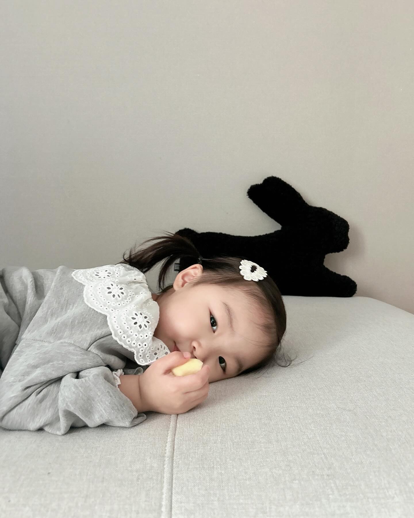 : 𝟭𝟬𝟮𝟴 𝗱𝗮𝘆𝘀
⠀
⠀
⠀
주말 내내 꼭 붙어서 보내고 아침에 기분맞춰주려고
사과도 깎아주고 누룽지도 먹이고 우유도 뜨뜻하게 데워줬지만
어린이집 입구에서 결국 또 폭풍오열하다가 
선생님한테 안겨서 들어갔다는 ... 🥹
⠀
이번주도 화이팅 해보자 ◡̈ .ᐟ ❤︎ 
⠀
⠀
⠀
⠀

#임밍아웃#임신19주#임신19주차#아기등원룩#등원준비#어린이집적응기