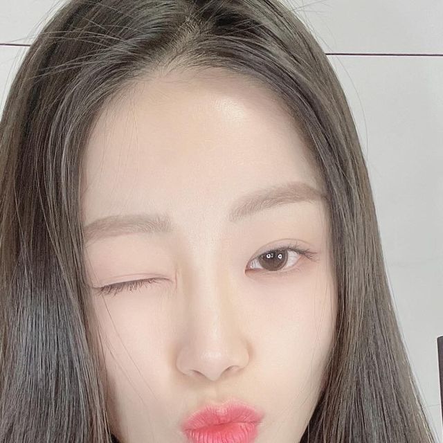 쑤🍑🐳 on Instagram: "#협찬 @cinderellastory.official ✨신데렐라스토리 에어볼륨 마스카라 시즌4 샤랄라 신데렐라 눈 만들어주는 마스카라 등장🪄👸🏻 내 눈에 우산을 챡 펼친 것처럼☂️ 속눈