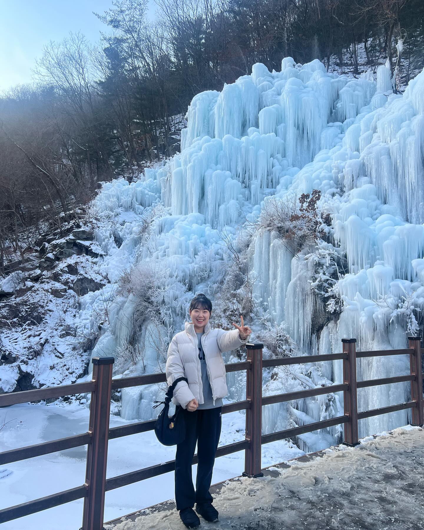 갑자기 무작정 빙벽보러 어비계곡으로 출발
오늘만큼은 P인간🤪
여기 돌아다니는 개 2마리가 제일 귀여웠다
크리스마스가 지나기전에 #메리크리스마스 
.
.
.
.
#크리스마스 #어비계곡 #빙벽 #가평여행 #어비산