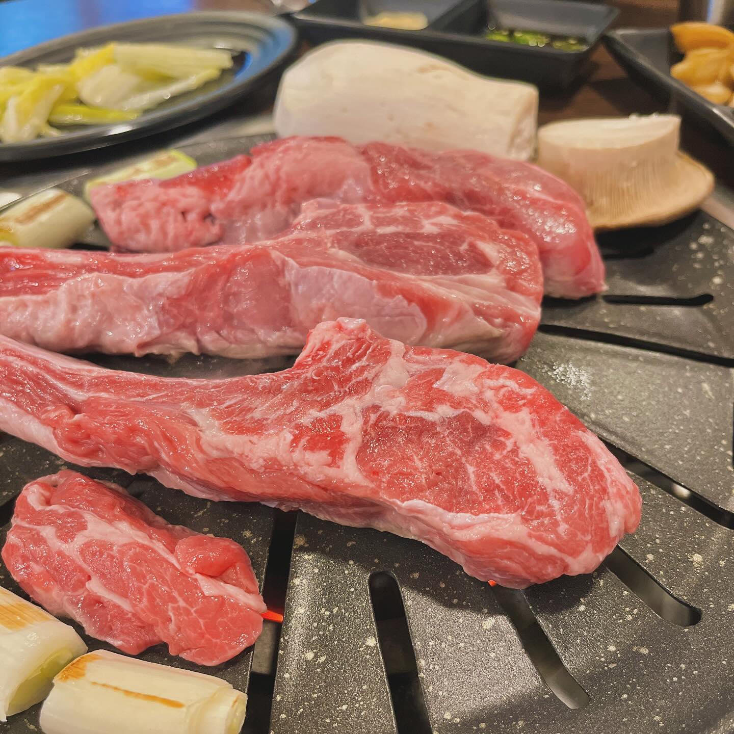 우리 인님들 퇴근들 하셨나용!!!
금요일 퇴근시간이 젤 행복한 시간이죵🤭
저는 아들이 할머니집에 놀러를 가서 남편이랑 오랜만에 단둘이서 저녁 먹으러 나왔네용🍖
증말 얼마만에 남편이랑 둘이 밥을 먹어보는지ㅎㅎㅎㅎ

그런데 감기가 걸려 맛을 못느끼고 배를 채우고 있네여😂
너무나 아쉬운 밤......🌙

인님들 저녁 맛있게 드세용❤️

#양갈비 #양갈비맛집 #창원양갈비 #창원우양 #마산우양 #창원맛집