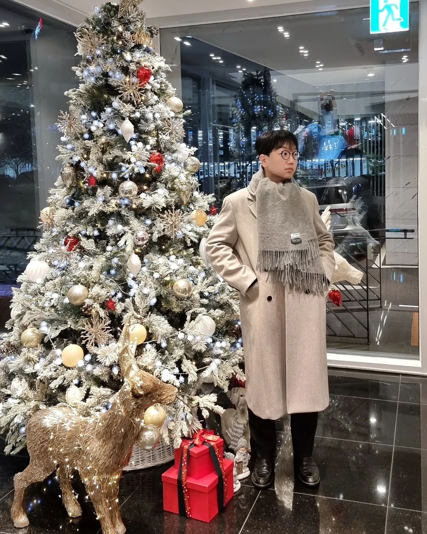 .

얼죽코는 못참지

오랜만에 본캐 출근 정장 피드 😮

다크 그레이 더블 수트에
베이지 더블 코트 까지
추울땐 이중여밈 국룰 😆

부산이 이렇게 추운적이 없었는데
넘나 왕추움 그 잡채라
뜨끈한 라떼 한잔 생각나서

집에 차 대놓고 집 근처 카페 ㄱㄱ

모두 메리 크리스마스 되시길 🎄 🎄 

#얼죽코 #라떼사랑 #메리크리스마스