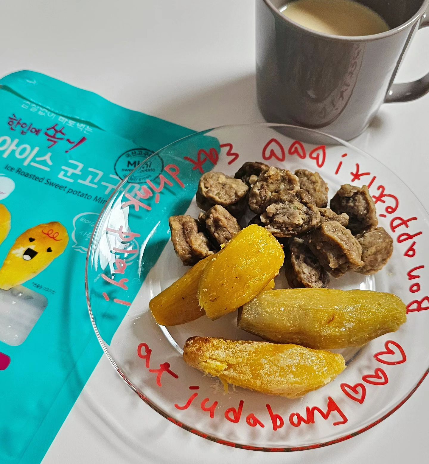 #협찬

간편식 찾다 못해 이젠 고구마까지 초간편🍠
아무것도 넣지 않은 100% 국산고구마 

저 단열박스는 처음본 것 같아요
꼼꼼 포장 덕분에 신선하게 왔습니다

껍질도 벗겨져있고 미니 고구마라 먹기도 좋았어요
거기다 더 놀라운것은 포크까지 들어있다능고!!🫢
식기류도 챙길 필요없이 들고 나가면 끝 

점심에 피자 맛있게 먹어서
저녁에는 고구마랑 소고기볼 먹었는데
고구마가 너무 달달한 색상이라
소고기볼은 엄청 맛없어 보이네요..ㅋㅋ 

따뜻하게 먹어도 되고
저는 시원하게 먹고 싶어서
전자렌지에 20초만 돌려 먹었어요🧊

진짜 포크 들어있는게 너무 센스 있었고
어린아이들 간식으로도 너무 좋을 것 같아요👍

#아이스고구마 #미니고구마 #냉동고구마 #한입고구마 #군고구마 #촉촉한고구마 #거산고구마 #간편식 #해뜨온거산고구마 #다이어트고구마 #여주고구마 #다이어트식단 #건강간식 #꿀고구마