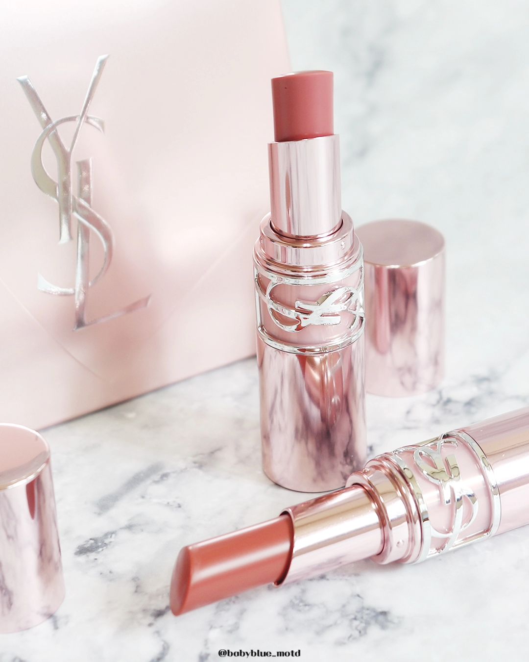 #제품협찬 yslbeauty

'NEW 러브샤인 캔디 글로우 립밤'
입생로랑 뷰티에서 드디어 립밤이 출시됐어요!✨️

자연스러운 컬러와 촉촉한 립술 생기를 더하는 글로우 립밤으로
카산드로 로고의 메탈릭 핑크&실버&베이비 핑크 조합의 케이스부터 소장욕구 100%😘

컬러는 총 5가지 출시!

👉제 픽은 3B ROSEWOOD BLUSH(로즈우드 블러쉬) 
44B NUDE LAVALLIERE(누드 라빌리에) 예요!

3B 로즈우드 블러쉬는 은은 그윽한 로즈베이지,
44B 누드 라빌리에는 입술 톤 자연스럽게 살려주는 투명한 핑크로
두 컬러 모두 데일리 립메이크업에 딱👍

풍부한 케어 성분과 패션프룻씨 오일이 함유되어 있어서
마치 내 입술처럼 투명하고 촉촉하게💦 물드는 발색으로
바를수록 촉촉하게 자연스럽게 혈색있어서 좋았어요!

🎁~5월 31일(소진시까지) 까지 
카카오톡 선물하기 전구매 고객에게는 기프트 박스&메시지 카드도 증정 되고
해당 기간내 캔디글로우 세트를 구매하면
리브르 EDT 1.2ml 증정과 각인 서비스까지 받아볼 수 있다고 해요.

여자 친구 선물 혹은 나를 위한 선물로 
카카오톡 선물하기를 이용해보는 것도 좋을 것 같아요!

#입생로랑뷰티 #러브샤인캔디글로우립밤#입생로랑러브샤인 
#캔디글로우립밤 #러브샤인립밤 #입생로랑립밤 #러브샤인 
#립밤 #립밤추천 #선물추천 #신제품#캔디글로우립밤44B #캔디글로우립밤
#YSLbauty#누드라발리에#로즈우드블러쉬#코덕#립발색