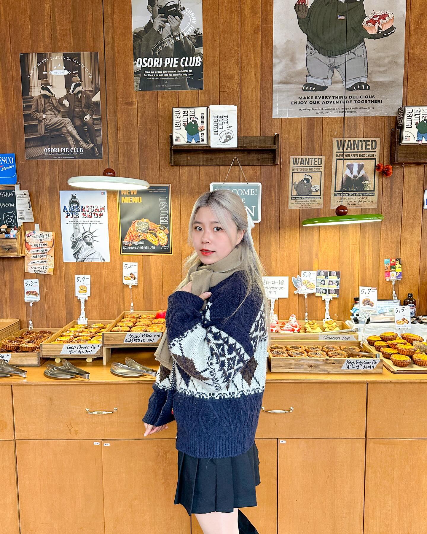 파친자들 모두 모여라~! 파이클럽으로 🔊🫧

파이 먹고 싶어서 직접 만들어 먹다가 발견한
파이 맛집 오소리파이클럽! 🥧
하나씩 포장해서 간단한 간식으로 먹기에도 좋은 파이예요 😋

매일 이른 새벽에 굽는 파이들만 판매하는데요!
메뉴 하나하나 설명하는 문구까지도 취향 저격이었어요 
요긴 아직 크리스마스 분위기가 가득 👀🎄

페스츄리 바삭, 부드러운 필링의 파이 ••🫠
파이 먹으러 나성동 또 갈 것 같아요!

📍오소리파이클럽 osoripieclub 
(세종 나성북1로 12 1동 1층 109, 110호)
⏱️매일 09:00-22:00
📦포장 Take out
➖5개 box 포장 무료
➖4개 이하 box 포장비 1,000원
➖2개 이하 봉투 포장

#지금은더는 #은더는세종 #세종파이맛집 #파이카페 #오소리파이클럽 #파이맛집 #세종파이 #세종카페 #세종데이트