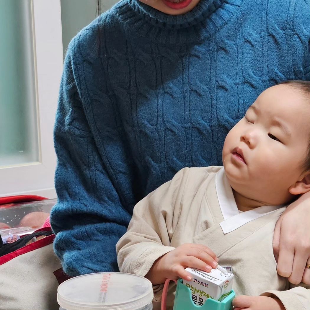 #인생594일차

왕할머니 뵈러간 오늘
자고 일어나자마자 낯선 공간 낯선 어른들이 잔뜩있어서인지
낯가린 야무 ㅎㅎㅎ
낯선 어른들이 눈에 들어올때마다 눈을 꼭 감는다 😚
살짝 눈뜨고 확인까지 🤭

그래도 금방 적응해서
뽀뽀에 하이파이브 날리고 온 므찐 야무 👍