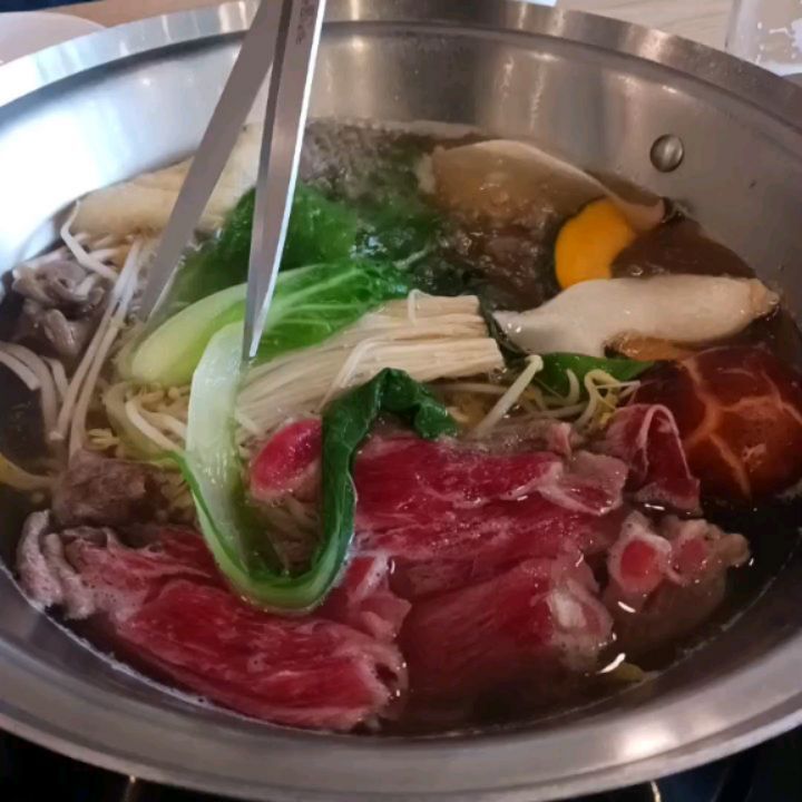 주말에 먹은샤브샤브
.
날씨추우니까 따뜻한국물 생각나네요😍

호주산소고기사브샤브*버섯,야채*칼국수죽  구성이에요🥩

맑은육수로 먹었는데 깔끔하고 개운한 맛이에요🤩
야채,버섯넣고 끓이다가 고기는 살짝익혀서 소스에 찍먹
간장,칠리소스 나오는데
전 샤브샤브 먹을때는 칠리소스가 
더 맛있더라구요😘
 김치,샐러드,피클
샐프바에서가져다 먹으면됩니다
 건강에도 좋고 맛도좋은 뽕잎으로 만든 칼국수  쫄깃하고 탱글탱글 
배부르더라도 죽은 필수져😊
자극적이지않고 담백한맛😘
사장님도 친절해서 좋았답니다
.
.
.
#뽕잎사랑관양점#인덕원역맛집#동편마을맛집#샤브샤브맛집#인덕원역맛집추천#동편마을카페거리#しゃぶしゃぶ#韓国グルメ##おすすめ#美味しいお店