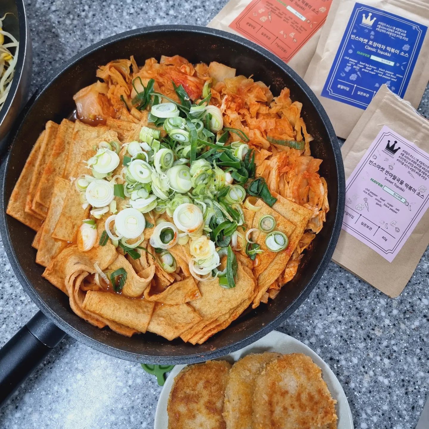 간단하게 집에 쟁여주면
간식 야식 안주까지 쌉 가능인
#빈스마켓 #떡볶이분말 ❤️

물만 400그람 잡아서 
보글보글 스프넣고

먹고싶은 재료 넣어주면 
완전 맛있는 떡볶이가 완성 돼요! 👍

소스도 다양하게 취향대로 
무려 로제도 있으니 참고 🔥

거기다 튀김이나 만두 곁들이면
더할나위 없는 한끼 식사 아니겠어요?

분말타입이라서 보관이 편한게
제일 맘이 드는것 같아요 🎶

#떡볶이레시피 #떡볶이분말소스 #떡볶이가루 #떡볶이만드는법 #떡볶이소스만들기 #떡볶이양념장 #떡볶이양념