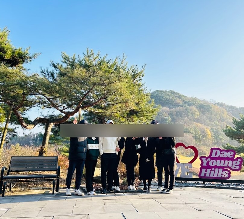 2023.11.19. 일요일 06:01 티오프
두 팀 짜서 다녀온 대영힐스 라운드

무려 새벽 3:30 에 서울에서 출발➡️

비록 꼴찌해서 두더지상 받았지만 괜찮아

#골든베어 플리스 모자와
#말본 플리스 집업에
발열내의에 핫팩과 함께! 

가성비 최고 골프장 ❤️ 
날좋을 때 또가자

daeyoungcc_hills 
malbongolf.kr 
gdbr_official