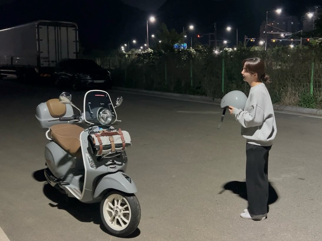 일기에 매일 적던 꿈이 실제로 이루어졌다.. 나의 첫 베스파, 심지어 피크닉 에디션이라니 그토록 바라던 아비오그레이라니.

미리 주는 생일선물이라며 보험부터 타이어, 오일, 탑박스까지
심지어 화이트 뽀인트 맞춰야한다고 브라켓까지 화이트로 해주신
나의 사랑 정대표님께 무한감사와 사랑을🫶🏻

커브로 입문할 때부터 헬멧부터 옷, 오토바이까지
모두 회색인 나를 3년 동안 상상하고 바랬는데
나... 이제 정말 진정한 회잰🩶

nangman_jaeen2 낭만잰이 다시 시동 겁니다

#꿈은이루어진다 
#베스파프리마베라 #아비오그레이