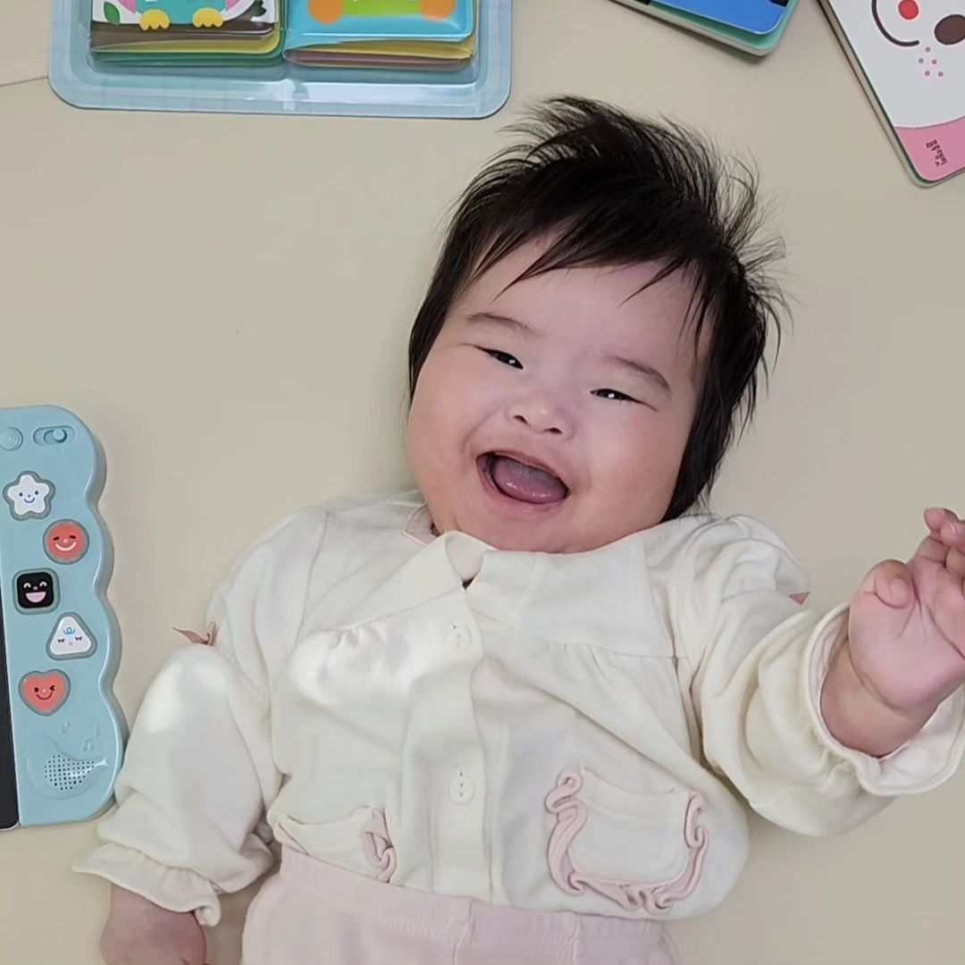 #무료제공 이지만 솔직한 후기
둘째의 첫 전집은 #블루래빗첫토이북 으로
시작했어요 :)

오감자극과 놀이를 통해 독서의 즐거움을
시작할 수 있도록 고민을 하던중에
알게된 #블루래빗토이북 역시 명성이 자자한 만큼
#신생아초점책 사용시기부터
아이가 신나게 보며 놀고 있는 책이예요

첫째때에는 몰라서 책을 낱권으로 준비했는데
전명책장부터 블럭놀이 테이블 그리고
발달단계에 맞는 도서까지 똑부러진 구성의
토이북을 보니 만족할수밖에 없더라고요

연년생 언니가 있어서 폭넓게 함께 즐길 수 있는
구성으로 책육아를 시작해볼게요 ><
#책육아시작 #둘째맘 #블루래빗 #토이북