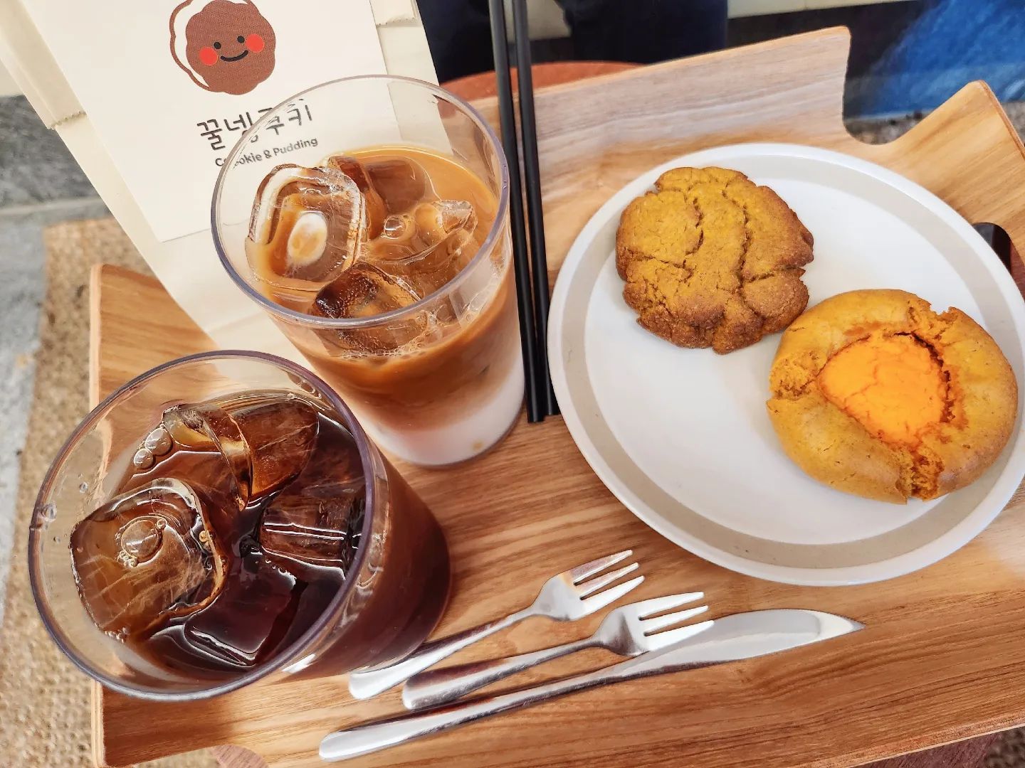 오랜만에 피드 🙌
소이연남에서 밥먹고 간 비건쿠키카페 꿀넹쿠키 🍪

 
.
.
.
.
.
.
.
.
.
.
.
#연남동 #연남동맛집 #꿀넹쿠키 #꿀넹쿠키연남점 #연남동디저트카페 #비건 #비건쿠키 #비건카페 #맛집스타그램 #맛스타그램 #마스타 #맛있다그램 #먹스타그램 #맛있어#instafood #foodstagram #food #커피스타그램 #먹스타그램 #먹스타 #카페스타그램 #카페추천 #맛집그램