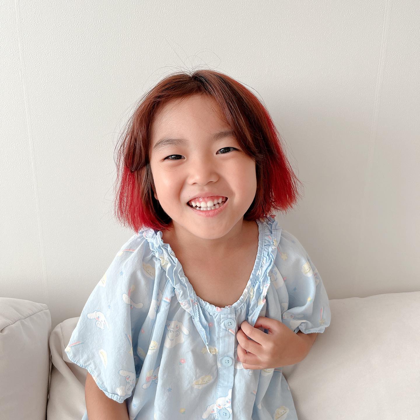 6살이 되고 나서 하고 싶은 것도,
사고 싶은 것도 갖고 싶은 것도 너무 많은 우리 리아 ◡̈*
핑크색 하고 싶다 했는데 체리핑크밖에 없어서 그냥 해줬는데
아이돌 언니 같다고 좋아하는 너
너무 화려해서 엄마 스타일 아닌데 취향 존중해 줄게.. ♥