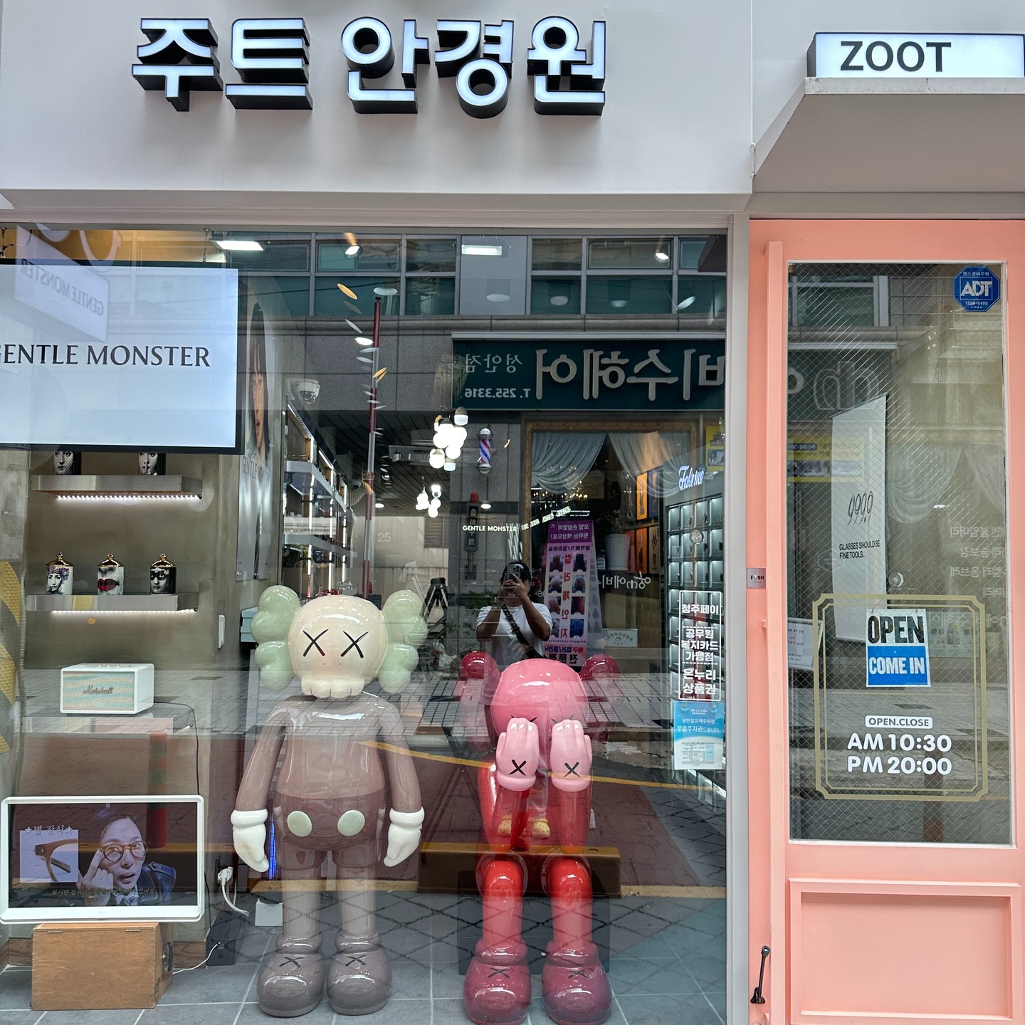 안녕하세요, 짱구서냉 입니다

제가 근시도 있고 난시도 있는 그런 눈이에요 

그래서 안경을 맞출 때 좀 까탈스러운 그런 눈을 가지고 있어요

그래서 제가 예전에 맞췄던 안경이 

요새 자꾸 흔들리고 어지럽고 해서

 이번에는 안경을 잘 맞춘 다는 곳을 

소개 받고 방문하게 되었습니다

영업시간

 영업시간 : 10시 30분 ~ 20시

 휴무 : 매달 2, 4번째 화요일 정기 휴무

청주 성안길에 위치하고 있는 주트 안경원입니다

주트 안경원에 안녕하세요 방문하니 모던한 인테리어와

곳곳에 눈에 띄는 소품들 덕분에 재밋는 공간 이였어요

그리고 제가 좋아하는 

브랜드 젠틀몬스터 

선구리들이 굉장히 많았어요 . 

 제가 주트 안경원에 첫 방문이라

사장님에 스펙이 어떤지 궁굼했습니다.

제가 가지고 있던 안경테에 

안경알만 바꾸는걸로 추천을

해주셔서 그렇게 진행했습니다.

저는 제 안경테가 너무 좋기도 하고 멀쩡해서 

안경알만 바꾸는게 가능하다고 하면 

그럴 계획이었는데 사장님께서 

먼저 제안을 해 주셔서 마음이 편했습니다

사장님께서 안경을 착용 하시는 분들이 라면 꼭 꼭 꼭

쓰고 있던 안경이나 렌즈를 지참 하면 좋다고 하시더라구요.

제가 깜빡하고 

안경을 안 가지고 방문 했었거든요 

사장님께서 안경이 꼭 필요할 것 같다고 말씀해 주셔서. 

사실은 한번더 집에 다녀왔어요.

​
제 안경을 보시더니 지금 시력과 완전 동떨어진

렌즈가 장착이 되어 있다고 하더라구요 

그리고 왜 이렇게까지 도수를 높게 했는지

 속상할 정도 라고 하셨어요 ㅜㅜ

사실 그 안경 쓰면 보이는 건

 좀 잘 보이는 편이지만 눈이

 굉장히 피로하고 어지럽고 

운전할 때 막 하늘 나는 기분이었어요 붕붕 떠다니는 느낌

​

사장님도 많이 어지러 웠을텐데 어떻게 썼냐고 물어 보시더라구요 

그래서 안경 맞추고 거의 안썼어요 

근데 요즘에 컴퓨터 보는 일이 많아서 

너무 안 보여가지고 요근래 조금 쓰긴 했다고

 말씀 드리니 안경 가지고온거 

너무 잘한 일이라고 말씀해 주셨어요

그리고 사장님을 믿고 안경을 맡기고 

다음날 찾으러 오라고 말씀하셔서 다음날 

비가 너무 많이 와서 안경을 바로 픽업해서 

가지고 와서 안경을 써 봤는데

​

안경렌즈 바꾸기 전보다 훨씬 완전 어지러움도 없고

선명하고 잘 보이고 너무 신기할 따름이었어요

청주젠틀몬스터

유명 프랜차이즈 안경점이 오픈해서

 비싼 돈 주고 맞췄는데 안경태도

 제 얼굴형이랑 잘 맞지도 않고 

안경 콧잔등에 받쳐쳐 주는 것도 

계속 계속 흘러 내려 불편 했었는데

사장님께서 서비스로 콧잔등 같이 바꿔 주시니까

제가 또 한번 신기 했잖아요 일도 흘러 내리지 않아서

요즘에는 안경을 자주 착용하고 있어요ㅎㅎ

근시와 난시가 두 개다 있는데, 

저녁에 운전할 때 빛번짐이 

너무 심해서 완전 초 핵 집중해서 운전을 하거든요

시력 검사했을때 빛번짐도 심할 거라고

 빛번짐 옵션도 추천해 주셔서 넣었더니 

세상에 세상에 운전할 때 뚜렷하게 보이니까 

세상이 밝아요 어쩜 이렇게 밝을 수가 있죠??

저희 신랑이 신기한 사장님 이라고 그랬는데

진짜 숨은 진주같은 분이시라고 말 하더라구요

안경계에 장인 주트 안경원 적극 추천 합니다.

주트 안경점은 브랜드 안경테를 보유하고 계시고

선구리들 체험도 가능하시니 방문해 보시는것도

너무 너무 좋을듯 해요. 사장님께서 얼굴형에 맞는.

안경테를 솔직하게 추천 해 주시니

 사장님이 추천해 주는 대로 맞추면 후회는 없을 것 같더라구요

(사댱님 티 에여??)

사장님 조만간 선구리 구매 하러 가겠습니다.

​
사장님 덕분에 세상이 밝아졌어요. 감사합니다.ㅎㅎ

​
제가 사실 안경집도 잃어버리고 안경 닦이도 없었는데

센스있는 사장님께서 챙겨주셨어요 ㅎㅎ

zoot_official 

#청주, #청주안경, #청주선글라스, #청주안경원, #청주안경점, #청주젠틀몬스터, #성안길선글라스, #선글라스추천, #선글라스, #젠틀몬스터선글라스, #안경집, #안경집추천, #안경원추천, #안경맛집