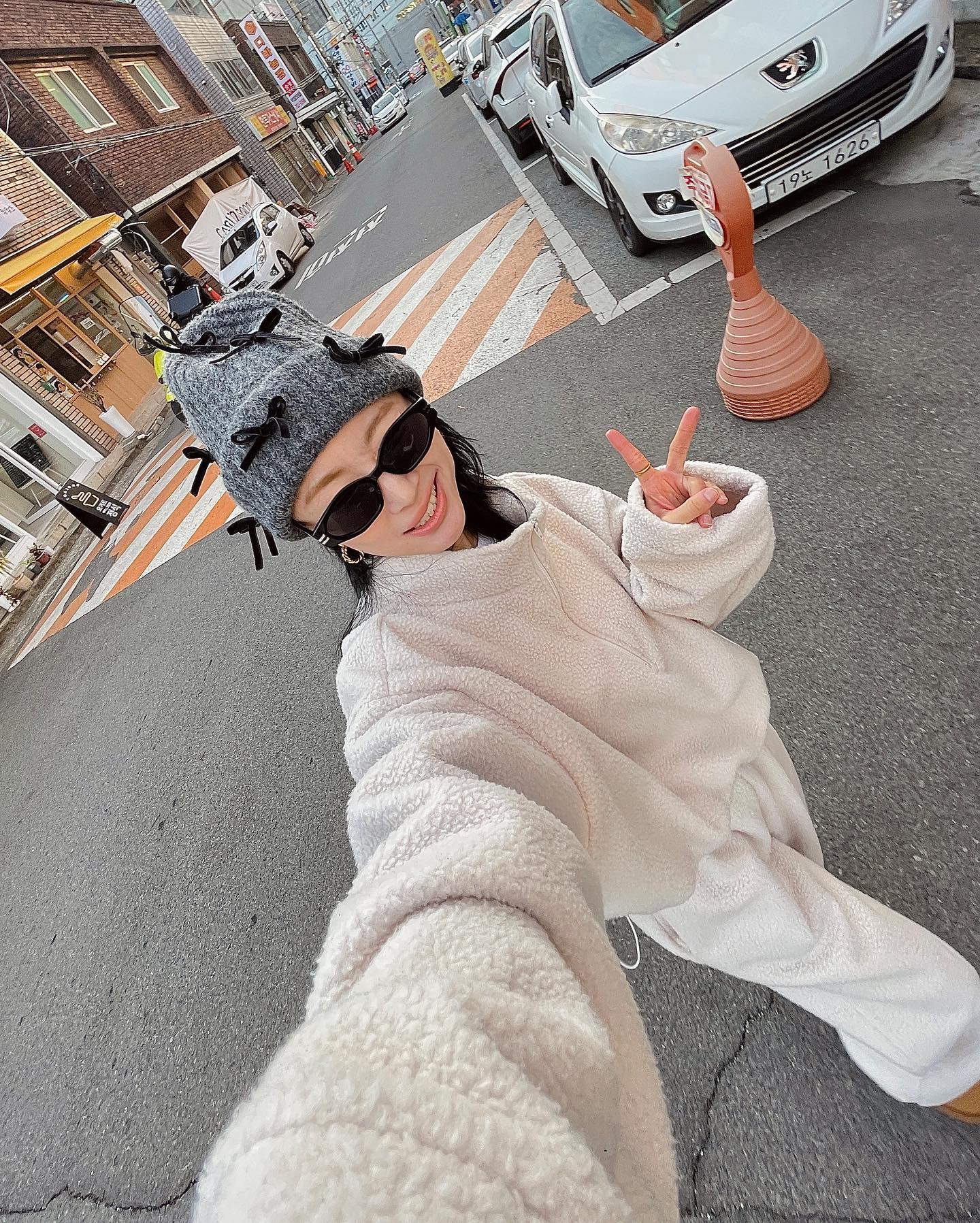 털옷 필요한 사람 ? 🙌🏻💗 샵보얼 오늘 업데이트 했어요!!!! 피드 문의주셨던 룩들도 물론입니다! 그리고 이 복실한 털 세트는 다음주 영하 날씨에 미리 대비룩 이라 생각이 들어요! 폭신한게 좋아요 선그리에 비니 까지 하면 힙하게 연출도 가능🧶🖤