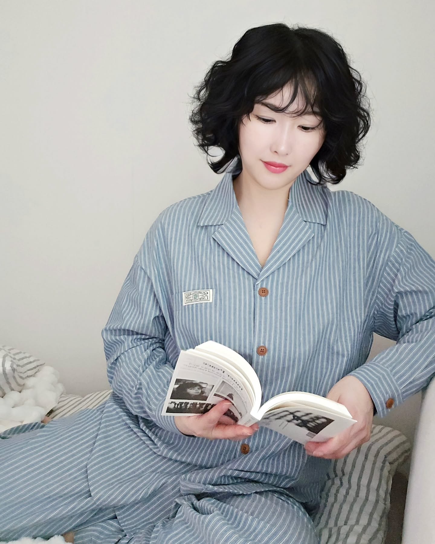 #협찬

집에 있는 시간이 길어지는 요즘,
목 늘어난 티셔츠에 후줄근한 면바지 차림이
교복인 프로 집콕러 모두 주목해 주세요!

저는 하루 종일 파자마를 입고 잠도 자고
밥도 먹고 굴러다니다 보니
꽉 끼거나 애매하게 붙어서 착용감이
불편한 잠옷은 안 입게 되더라고요.

그래서 매일 질리지 않고 입을 수 있도록
상하의 한 세트로 구성된 파자마 타입의
디자인과 컬러가 무난한 
잠옷을 선호하는 편인데요

추운 날씨로 늘어지기 쉬운 겨울철
집에서도 편안하게 입으면서
스타일리시함을 유지하고 싶다면...
늘어짐 없고 달라붙지 않는 고급스러운 소재의
다와 프렌치 파자마 홈웨어 어떠세요?

👉다와 프렌치 파자마 홈웨어
✔️컬러 - 아이보리 / 네이비 / 소라 총 3가지
✔️사이즈 - Free
✔️소재 - 면 100%
🔸️가을, 겨울 입기에 적합한 두께감
🔸️스트라이프 패턴에 톤 다운된 색감으로 
🔸️부드럽고 고급스러운 분위기 연출
🔸️안정감 있는 봉제 및 마감 처리
🔸️까슬거림 없는 부드럽고 가벼운 착용감까지
사이즈가 넉넉해서 커플 잠옷으로도 입기 좋아요.👍💕

📢다와 스마트스토어에서 크리스마스 리뷰 이벤트 진행 중이에요
dawa_2409

#파자마 #겨울파자마 #홈웨어 #커플파자마
#커플잠옷 #연말선물 #크리스마스선물
#연인선물 #신혼부부선물 #겨울홈웨어
#파자마선물 #홈웨어선물 #커플홈웨어
#긴팔잠옷 #스트라이프홈웨어