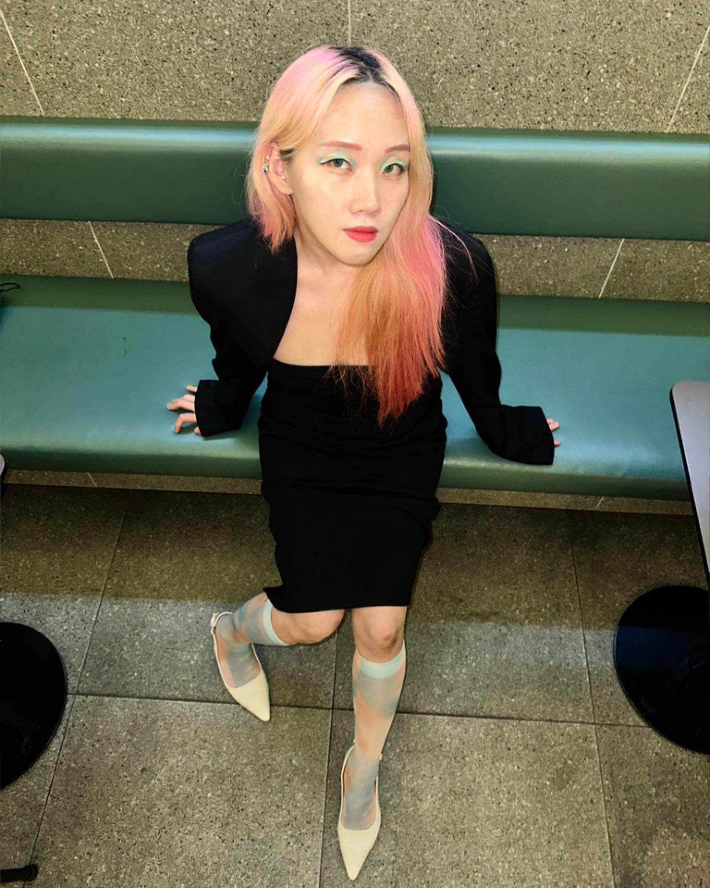 romantic_tiger_official 예술적으로 접근하는 패션 스타킹 브랜드! 너무 예쁘다.
스타킹의 영감을 받아 눈 화장도 스타킹무늬 처럼 그려보았습니다 🧡🩵💚 #로맨틱타이거 #프리미엄레그웨어 #패션스타킹 #제품제공 #협찬
