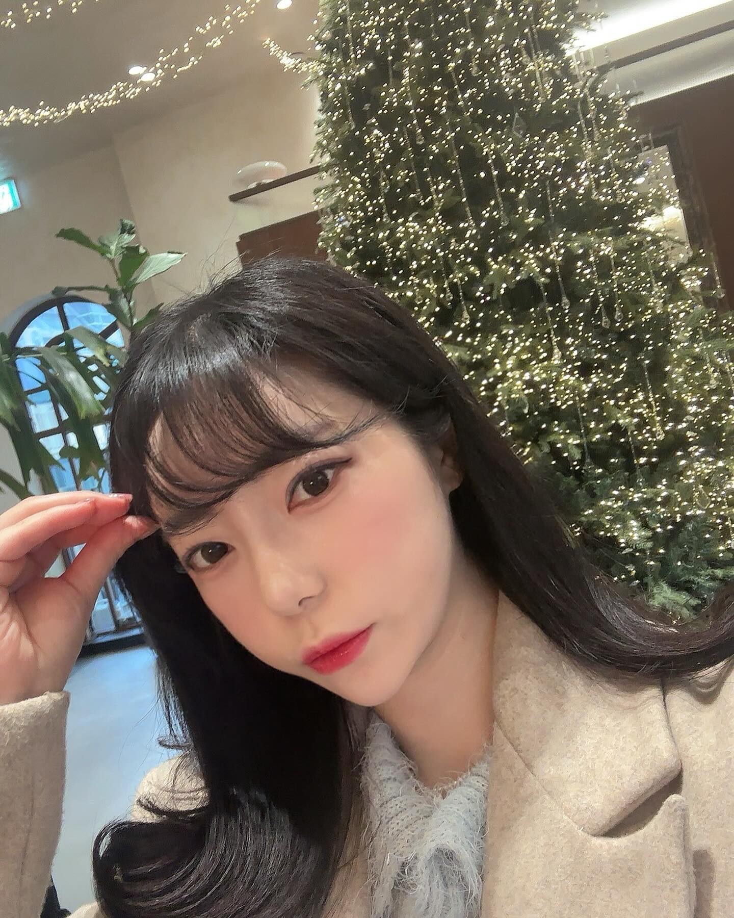 2023년의 마지막 👧🏻 애정하는 스더언니랑 함께 #우행시
우연히 찾은 카페에 트리 아직 있어 트리사냥🎄🫧
언니기다리다 셀카포카 찍어보기 ! #2023셀카 #2023마지막날 ❣️

벌써 언니 안지 10년이라니 그만큼 소중하고 애틋함🥹🥰
18년도 찍었던 프사 있어 같이 올려보기~
그때에 비해 둘다 머리도 바뀌고 성숙해졌네🩶 
결혼식때 또 만나! 👰🏻‍♀️💍 넘넘 축복해유😇🙏🏻
언니랑 따뜻한 연말 마무리해서 좋았당☺️♥️ 

한분 한분 인사 못드렸지만 새해 복 많이 받으시고
2024년은 더 행복하고 건강하세요🙋🏼‍♀️💓

#신사동맛집 #신사동 #신사 #프론트서울 #신사동카페 #신사동데이트 #신사동안웅 #신사동맛집 #2023 #2023년 #2024