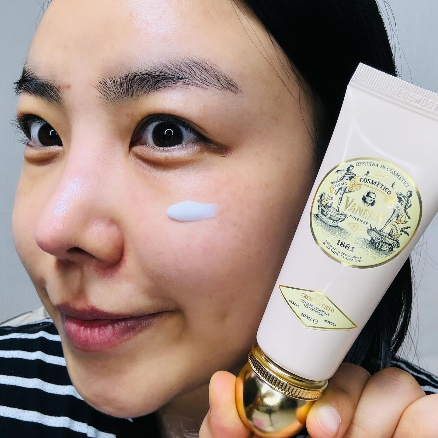 #협찬

✅ 바넬리<끄레마 디 치엘로>
vanelly_official

30대 중반에 들어서니 안보이던 잡티와 기미가 보이기 시작하더라구요😭피부결이 아무리 좋아도 기미가 있으면 깨끗해보이지 않고 메이크업도 더 신경써야하고 고민이 이만저만이 아닌데요..그런 고민을 들어줄 기미전문크림이 있다는거 아시나용?!
이름하여 “바넬리, 끄레마 디 치엘로”🩷

uv로 인한 홍반 억제 효과를 가진 이탈리아 시칠리아주의 포도 추출물 함유&식약처 인증 미백 기능성 성분인 나이아신아마이드 함유로 기미를 전문적으로 관리해주며, 천연 보습인자인 히알루론산이 저/중/고분자 3중으로 함유되어 피부의 각 레이어에 효과적으로 작용해요! 피부 깊은 곳부터 근본적으로 속보습을 충전해주니 속건조를 해결해주고 보습감은 오래 지속되는 끄레마 디 치엘로🫰

영양감이 가득 느껴지는 크림 제형으로 피부에 부드럽게 발리며 답답함이나 무거움없이 빠르게 흡수되어 쫀쫀하게 마무리해줘요😉 피부 표면에 장벽층을 만들어 외부의 유해물질을 막아주고 내부의 수분이 손실되는 것을 막아주니 유리알처럼 반짝 반짝 빛나는 광채 피부를 선사해줌으로써 건강하게 빛나는 피부 연출OK🫶

기미를 케어하면서 속건조까지 잡아주는 크림은 역시 바넬리, 끄레마 디 치엘로 왕추천🩷

#협찬 #바넬리 #바넬리크림 #끄레마디치엘로 #기미크림 #미백크림 #겨울크림 #속건조크림 #수부지크림 #크림추천 #포도크림