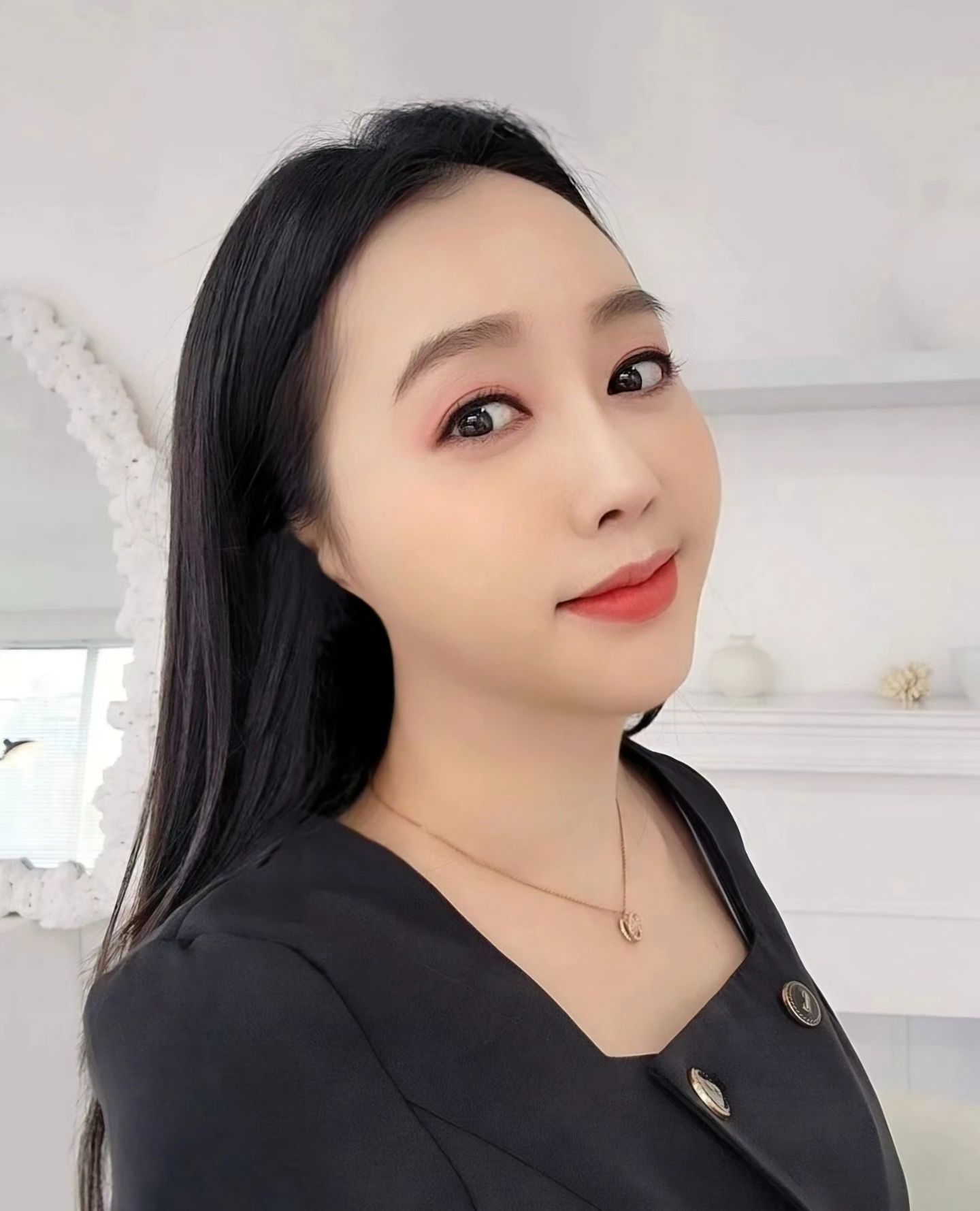 피부도 손상되고 탄력도 떨어진 것 같아서
#리쥬란힐러2cc 와 #크라이오셀 시술 받고 강원도 여행 다녀왔어요~ 푸석했던 피부에 광채가 올라와서 셀카도 자신있게 찍고 왔네요~

제가 방문했던 #일산피부과 는 대기시간도 짧고 1:1 맞춤 상담을 통해 저에게 맞는 최적의 시술을 추천해 주시고 저의 피부 상태를 고려하여 정밀하게 시술을 진행하니까 만족스러운 효과가 오래 유지되는 데에 도움이 되는 것 같아요

기존 병원에서는 볼 수 없는 미술관 컨셉의 인테리어로 세계적인 명화를 중심으로 미디어아트를 설치해 트렌디한 분위기가 가득하고 내가 원하는 커피를 만들어주는 AI 커피 로봇은 완전 신기~

다양한 브랜드의 코스메틱을 직접 체험할 수 있는 공간과 언어의 장벽 때문에 자신의 고민과 니즈를 제대로 전달하지 못하는 해외 고객을 위해 1:1 맞춤 통역 서비스로 만족도를 높이고 합리적인 비용과 체계적인 시스템을 통해 시술 경험과 노하우가 풍부한 의료진이 직접 피부 상태를 파악하고 그에 알맞은 시술을 추천해주는 #일산역피부과 ~

시술 전 리쥬란 본품도 직접 확인시켜주시니 신뢰가 더욱 가더라구요~ 확실히 리쥬란힐러2cc+크라이오셀 관리 받고나니 광채가 다르고
화장도 너무 잘먹어서 대만족이에요

저처럼 피부 스트레스 받고 있으시다면 맞춤 상담 받고 가을맞이 10월 이벤트로 가성비 좋게 피부 힐링해 보세요~

#내돈내산 #피부과 #피부과추천 #리쥬란 #리쥬란힐러 #REJURAN #크라이오셀 #미술관피부과 #갤러리피부과 #힐링아트클리닉 #아비쥬의원
