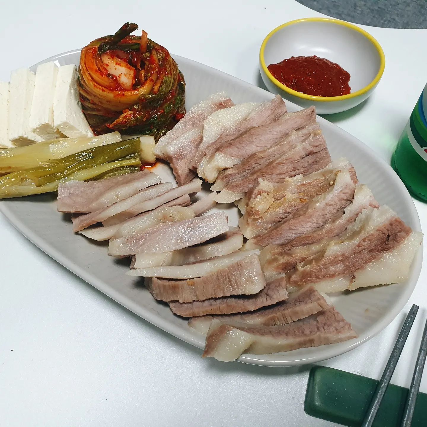 #항정살수육 #좋은삼복 sambokmeat1 고기 5키로 사면 #카레용고기 1kg준다길래 수육세트 샀는데, 돼지고기가 6kg 배송와서 요즘 우리집 고기풍년♥️

라면끊이는것만큼 쉬운 #항정살수육레시피
1️⃣ #통항정살 물에 한번 씻어서 된장한스푼 바르기
2️⃣ 대파, 양파, 월계수잎 깔고 된장바른 #항정살 올리고 소주2잔+고기가 반쯤 잠길만큼 물붓기
3️⃣ 1시간~1시간10분 삶고 젓가락 푸욱 찔러보고 쑤욱 들어가면 고기 결 반대로 잘라서 #김장김치 싸먹으면 저세상 맛🥩