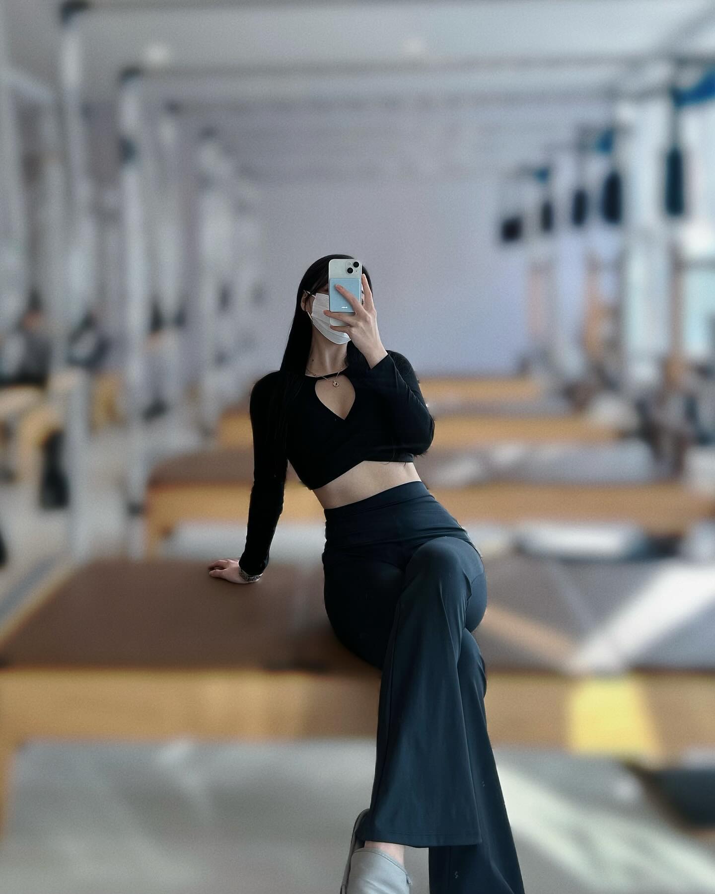 #광고 miniduct_official 🤍

폰 배터리는 무조건 꽉꽉 채워놔야 마음이 편한 저에게 필수템 📱🖤
요새 미니덕트 제품 덕에 삶의 질 대폭 상승했어요 ,, 🖤 
색감도 너무 이쁘죠 ! 자석처럼 톡 붙히면 어디서나 충전이 가능해서 편리하더라구용 ? 완전 대만족 ,, 🖤