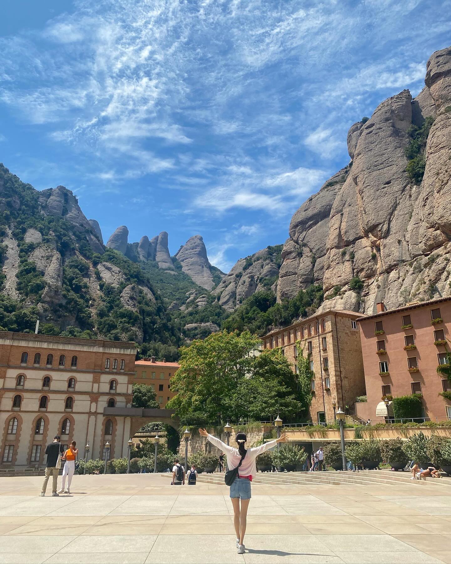 🇪🇸Spain Montserrat⛰️

Montserrat는 카탈루냐어로 ’톱니 모양의 산‘이라고 불린다. 
몬세라트 수도원은 세계 기독교 4대 성지로 무교인 내가 봐도 웅장하고 멋진 곳이었다.

흐렸던 날씨가 정상으로 올라가니 맑은 하늘로 우릴 반겨주었다. 몬세라트 수도원 검은 성모상이 유명해 많은 사람들이 방문한다. 아름답다던 소년 성가대는 여름 방학 기간이라 들어보지 못해 아쉬웠지만 다시 올 이유가 생겼다💙