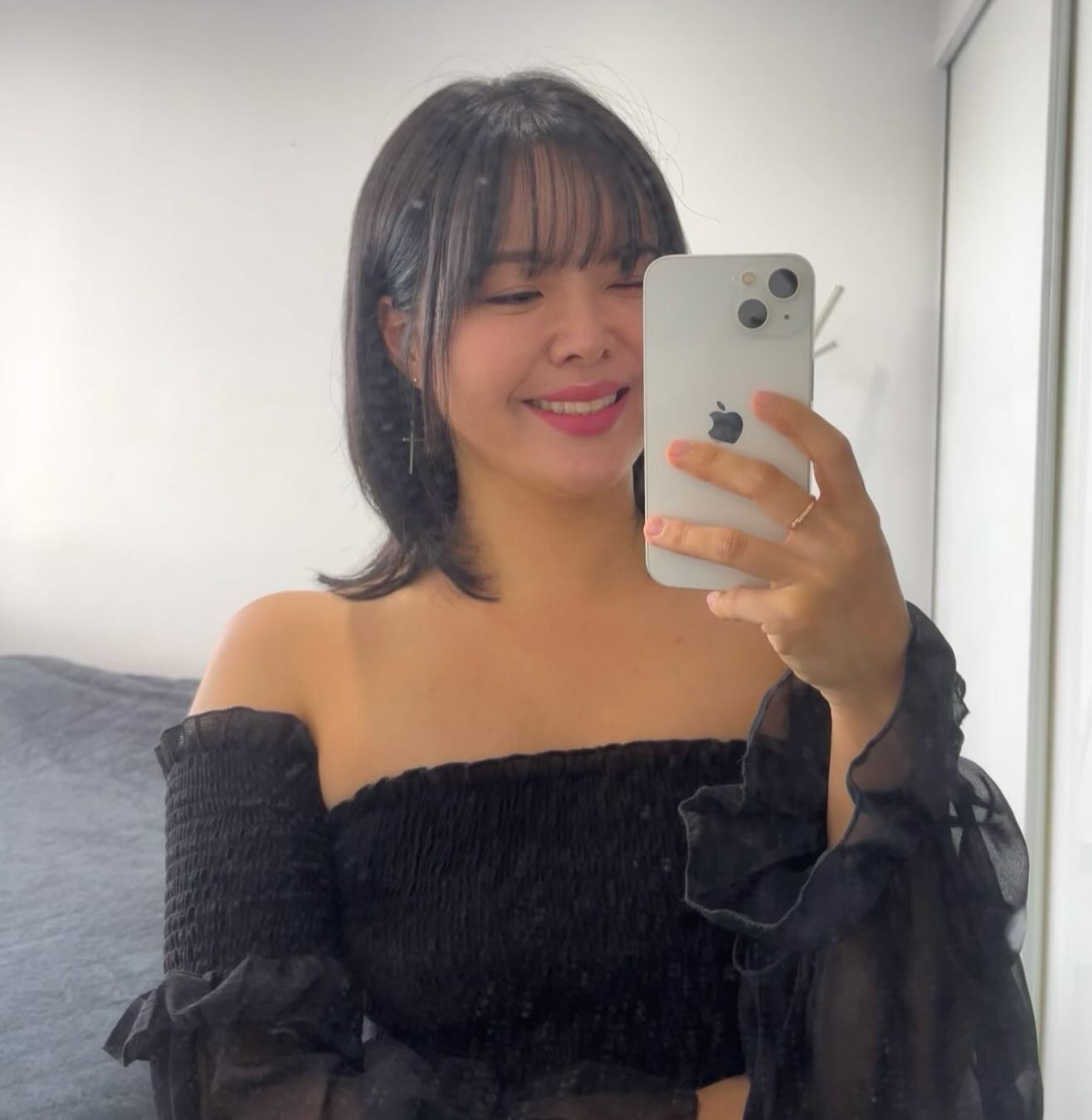 The very first haircut overseas 😎 
Mirror so dusty🤦‍♀️
.
. 
#shorthair #daily #selfie #mirrorselfie #nophotoshop #original #instamoods #instagood #단발 #무보정 #원본 #아이폰기본카메라 #사진 #셀카 #데일리 #일상