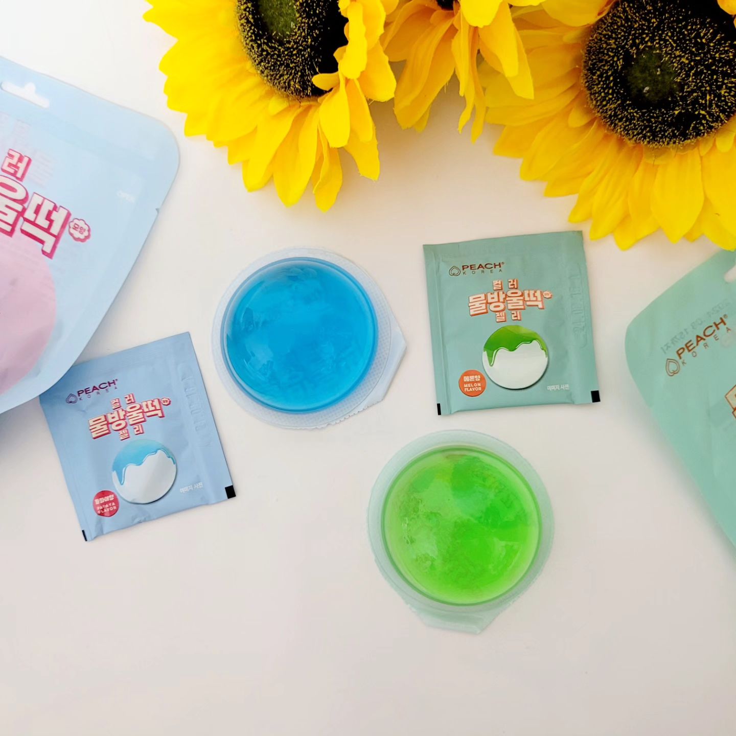 #할인구매 peachkorea_official #컬러물방울떡젤리 #피치코리아

평소에 먹던 물방울떡과는 달라요.
파파야와 멜론이라니~~!!!

색도 푸른색과 초록색으로 예쁘고,
안에 같은 색의 시럽이 들어 있어요.

맛은 둘 다 좋답니다!!
탱글탱글한 감촉이 아이들도 너무 좋아해요.

한번쯤 먹어봐도 좋은  컬러 물방울떡 젤리랍니다^^

#컬러물방울 #파파야맛 #인기젤리 #육아맘 #메론맛 #블로거 #인기젤리 #신상품나왔을땐 #물방울떡 #컬러물방울떡 #편의점신상 #두아이엄마