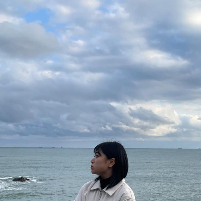 Yewon Kim on Instagram: "#광고 @1rony9orno_official 아이러니포르노에서 IRO134 [비건스웨이드] 세미 다트 스타디움 스웨이드 자켓을 제공해주셨습니다. Poly 100% 소재로 부드럽고 루즈-오버핏 실루엣의