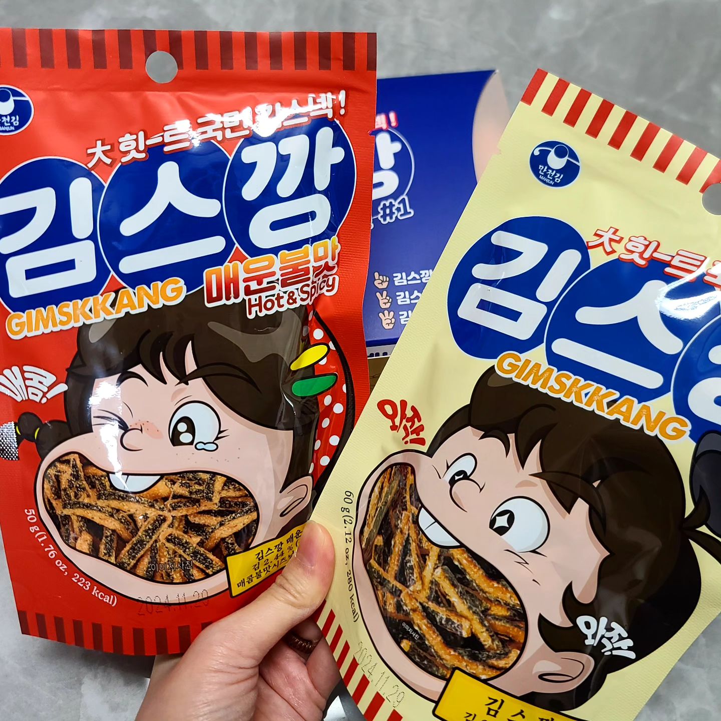 #협찬 남녀노소 온가족이 즐길 수 있는 간식 보고가세요😆

김스깡이 많은 사랑을 받아 1주년 기념 한정판 에디션을 출시했어요‼️

달달 고소한 김스깡과 화끈하고 매콤한 매운불맛 김스깡이 한 세트로 있는데요!

귀여운 캐릭터가 그려진 김스깡 패키지 안에는 두 종류의 김스깡과 함께 캐릭터가 그려진 퍼즐이 랜덤으로 들어가 있어요👍

안매운 김스깡은 아이들 간식으로도 좋고 매운 김스깡은 어른들 맥주 안주로 최고!! 한번 뜯으면 멈출 수 없는 마성의 맛이랄까요💕

만전김 스마트스토어에서 구매가 가능하니 한정판 에디션 달려보자구요👋👋

#만전김 #김스깡에디션 #김스깡 #김스깡매운불맛 #과자 #과자추천 #과자리뷰 #신상간식 #간식스타그램 #김과자 #옛날과자 #김스낵 #간식추천 #퍼즐 #옛날장난감

✨️김스깡 드셔봤나용✨️