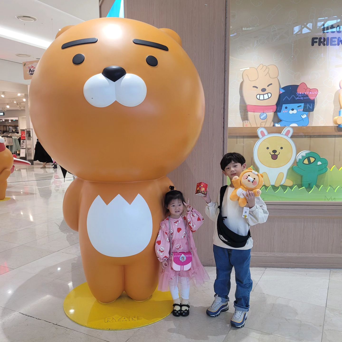 춘식이에 빠진 롱이를 위해 카카오프렌즈샵 출동!!
다 사고싶다고 물욕을 드러냈지만 본인 용돈으로 사야해서 인형이랑 피규어하나로 끝냈어요😆
재이는 2000원짜리 열쇠고리로 유인ㅋㅋㅋ
이제 사람많은곳 못가겠어요
정신없고 힘들고~~~🫠
주말이 끝났어요..내일부터 다시 화이팅해봐요♥️
#주말스타그램 #카카오프렌즈샵 #물욕폭발 #용돈탕진 #방학때또가자 #용돈부지런히모아라 #남매스타그램 #아들은지금 #춘식이덕질중 #별걸다모으는남자 #아들스타그램 #딸스타그램