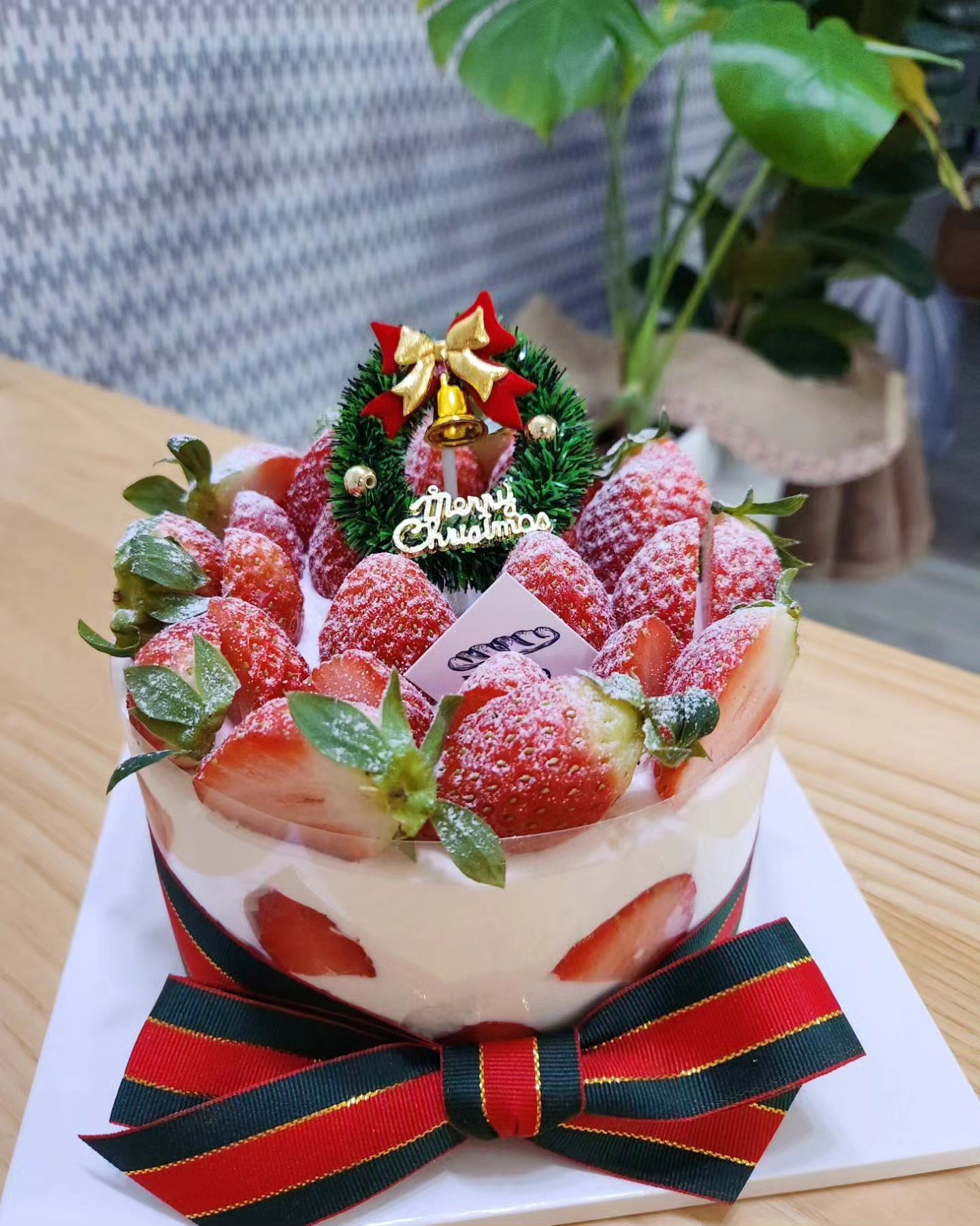 .
화이트 크리스마스네요!
저흰 미리 트리 구경도 하고~🎄
이브 날엔 예약해둔 케이크도
먹었는데~ 기대하며 예약한 
딸기 케이크가 넘 맛나 기분 업🎂.
그리고 크리스마스엔 집에서 
뒹굴뒹굴 하고 있어요ㅋㅋㅋ
날도 춥고, 나이 먹으니 역시 
집이 최고네욥🤭

울 님들은 어떻게 보내고 있나욤🎅
.
#내년에도집콕예정 #집이최고여
#올해도이렇게가는구나
#화이트크리스마스
#메리크리스마스🎄 
#옥이동이 #옥동부부 #부부스타그램
#달달한럽스타그램을가장한
#얼굴다팔려서이혼은안돼프로젝트
#더얼굴팔리게 
. 
#선팔하면맞팔가요
#소통환영 #팔로우반사 #맞팔선팔환영
#しんこんふうふ #新婚夫婦