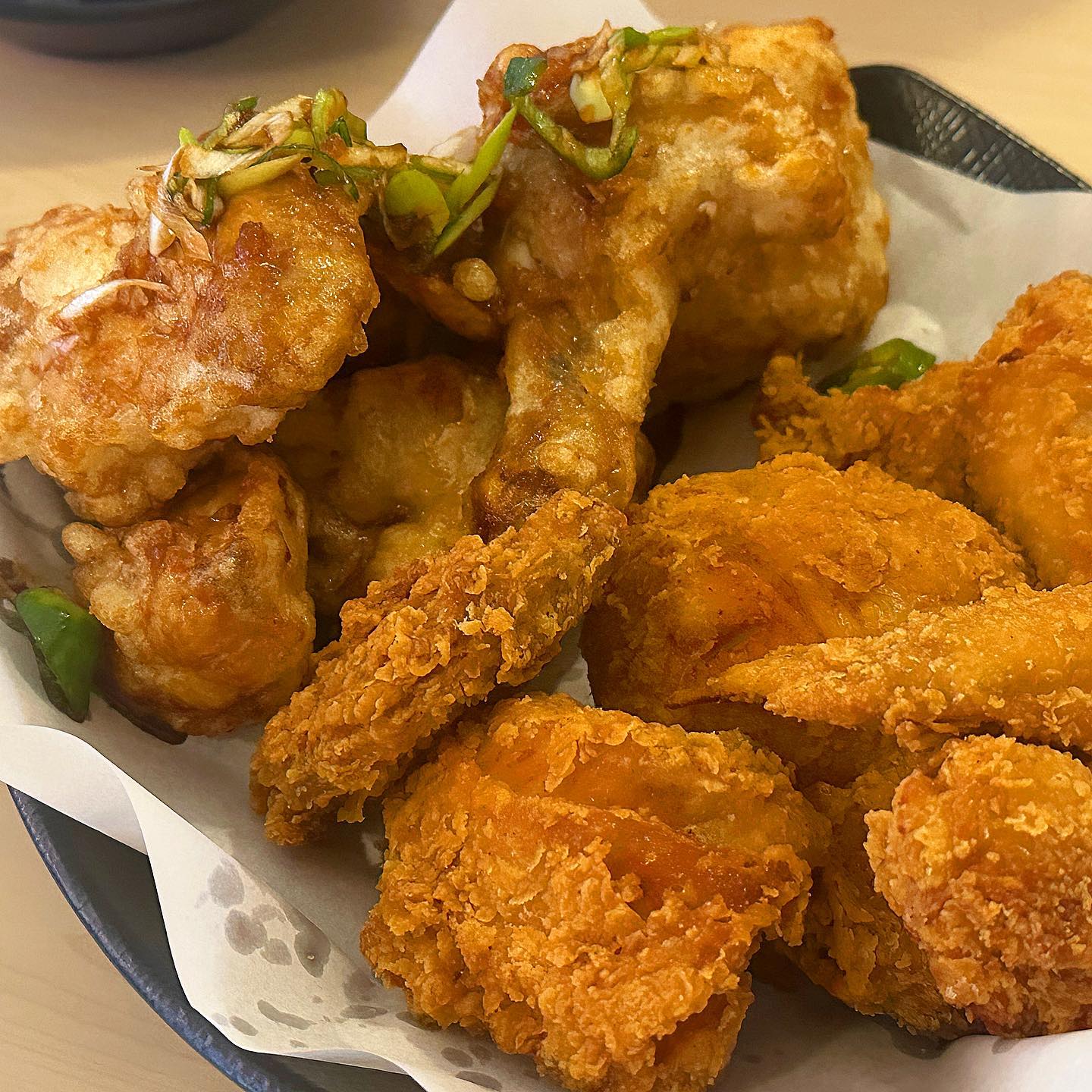 🎣
오늘의 미끼🎣
#베이직프라이드치킨 

🍎크리스피 + 간장마고 반반 (21,000원)

🍗 정말 오랜만에 치느님영접 ㅜㅜㅜ
 이게 얼마만입니꽝…. 

🍗생긴지 얼마안된 베이직프라이드치킨!!! 연신내에 몇없는 홀있는 치킨전문점! 홀분위기 깔끔👍

🍗크리스피는 바삭하고 간장마고는 쫄깃..? 탕수육 튀김느낌으로 ㅈ맛탱ㅜㅜ

📌 서울 은평구 연서로29길 7-11 1층

👣 연신내역 5번 출구에서228m

⏰ 매일 15:00-01:30 
라스트오더 00:30
화요일 휴무