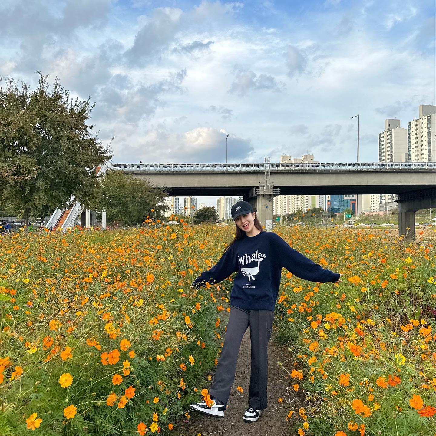 산책 중에 완벽한 스팟을 만났지〰️
꽃 속을 헤엄치는 고래 같아 ✨

🐳 멸종위기동물 리버시블 스웨터

#BBCEarth #BBC어스 #플래닛크루

플래닛 크루 활동의 일환입니다.🌎
(코웰패션은 BBC Earth 어패럴 제작에 대한 라이선스를 부여받은 바, 본 활동에 해당 어패럴을 일부 전시 및 소개하고자 함을 밝힙니다.)