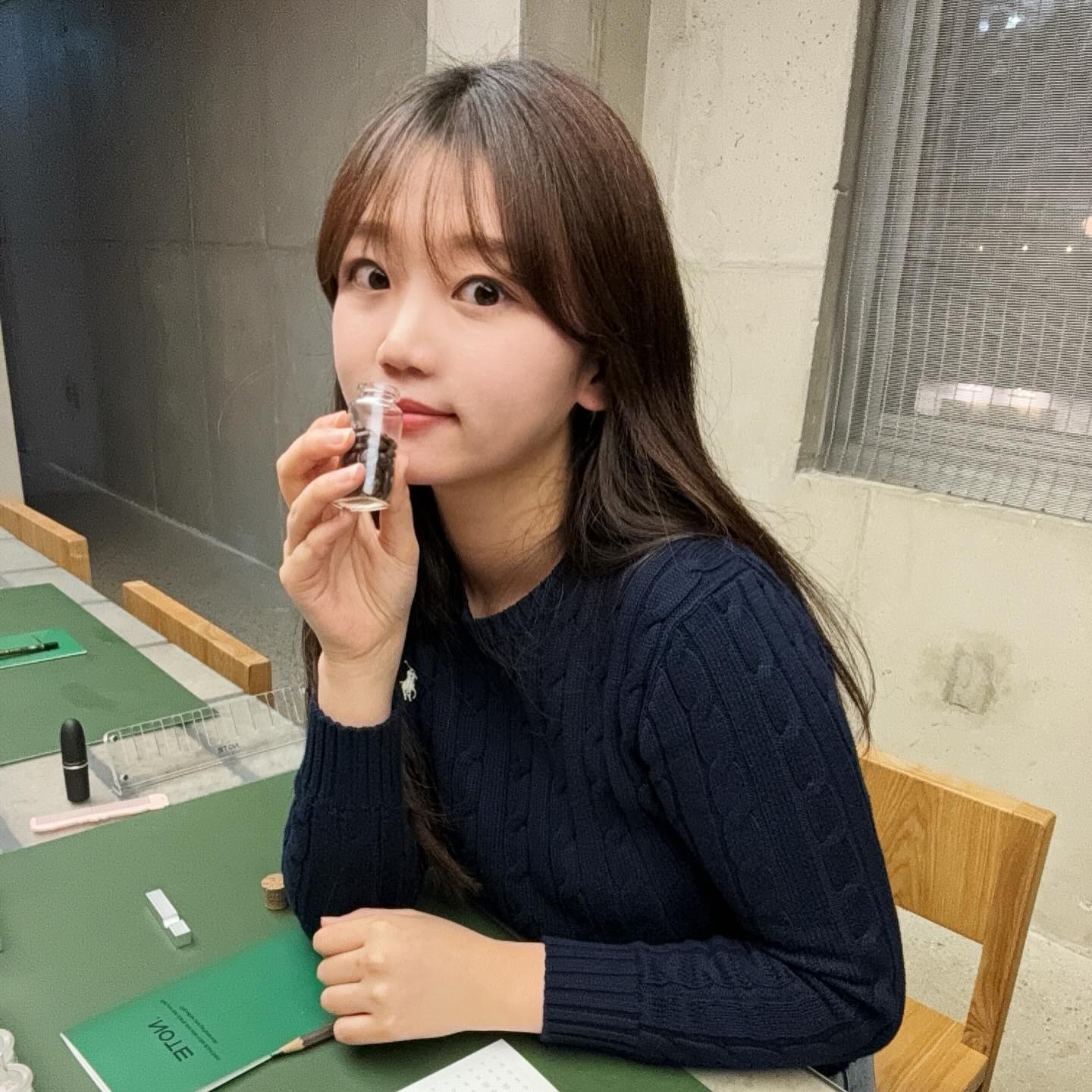 #협찬 홍대 향수공방 닷노트에서 원데이클래스 했어요🤎
들어가자마자 기분좋은 향기랑 포토스팟 거울이 있어용
직원분들이 친절하게 안내해주시고 스피커가 좋은지
나오는 비지엠이 잔잔해서 향수만들면서 릴렉스되더라구오!
태블릿을 보면서 자신의 속도에 맞게 클래스가 진행되는데
멈출수도 있고 다시 들을 수 있어서 더 좋았어요😆

향수는 처음 만들어보는데 내가 좋아하는 향을 맡고 직접
조향하는게 재미있고 매력적이더라구용
향수이름도 내맘데로 짓기 ㅎㅎㅎ 아 화장실도 넘 좋아요ㅠㅠ
데이트도 좋고 친구랑 오기에도 딱인것 같아요 !!
환승연애에서도 향수 만들기 하던데 데이트로 딱💗

지도 https://maps.app.goo.gl/x9QYwP3zJgocMLFg6